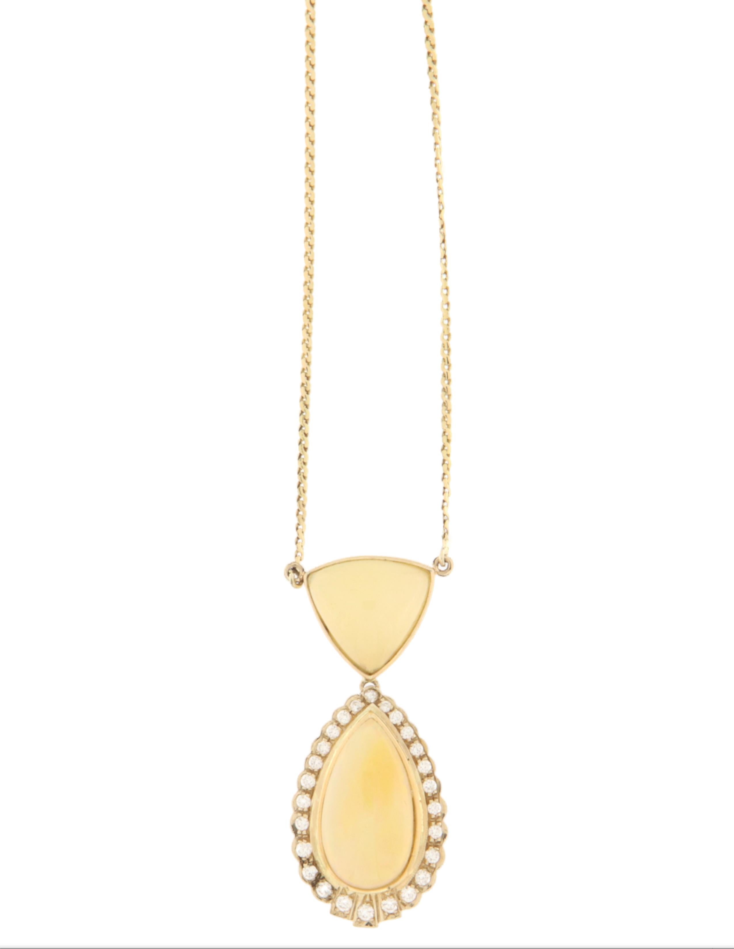 Refined and elegant, this necklace is a true masterpiece of fine jewelry, crafted in 18K yellow gold and adorned with two exceptional Australian opals. Carefully selected for their brilliance and unique character, the opals display mesmerizing