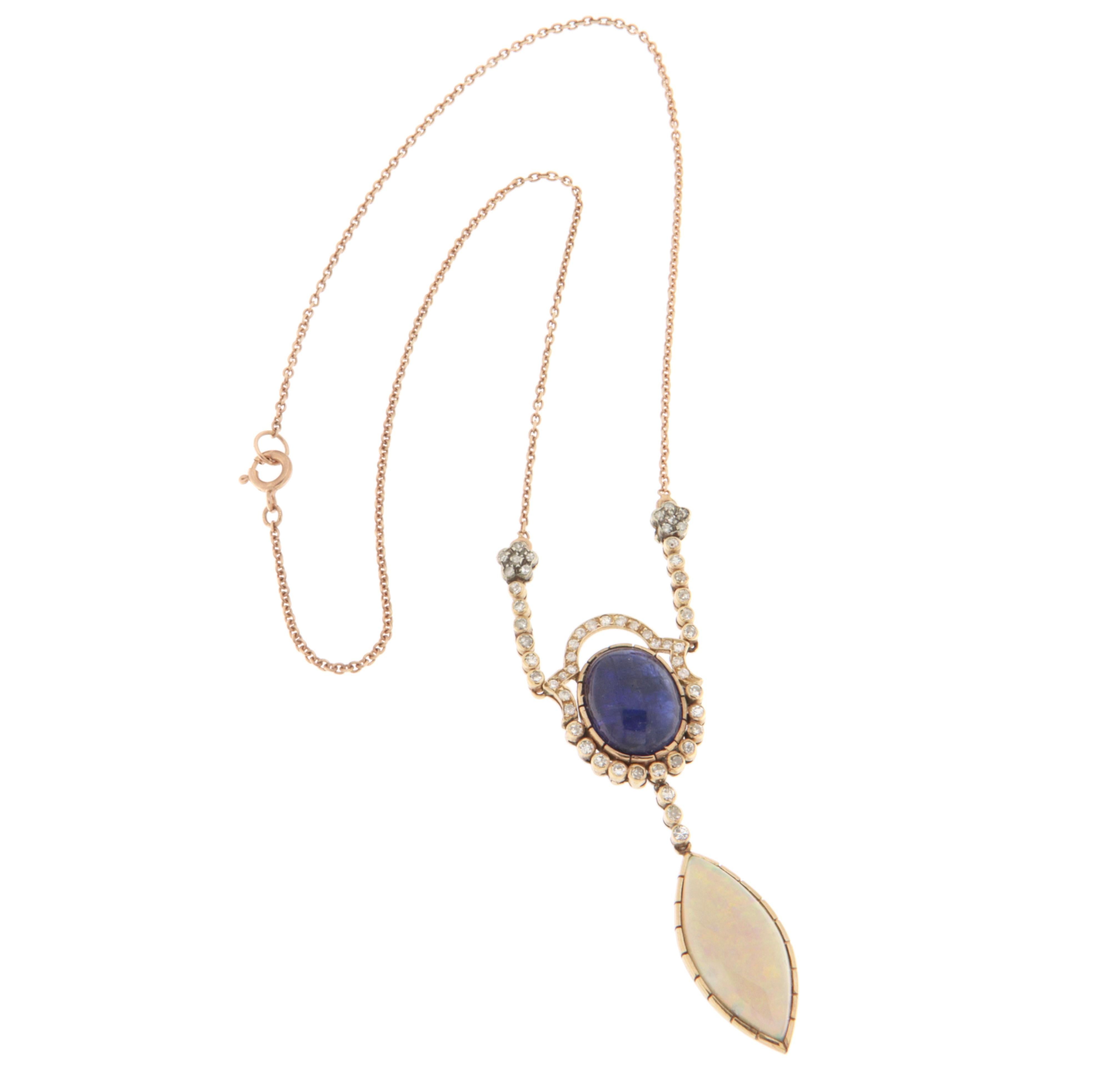 Ce collier exquis en or jaune 9 carats est un chef-d'œuvre d'élégance et d'harmonie, équilibrant magnifiquement la couleur, la lumière et la forme. En son centre brille un saphir cabochon d'un bleu intense, à la teinte profonde et lumineuse