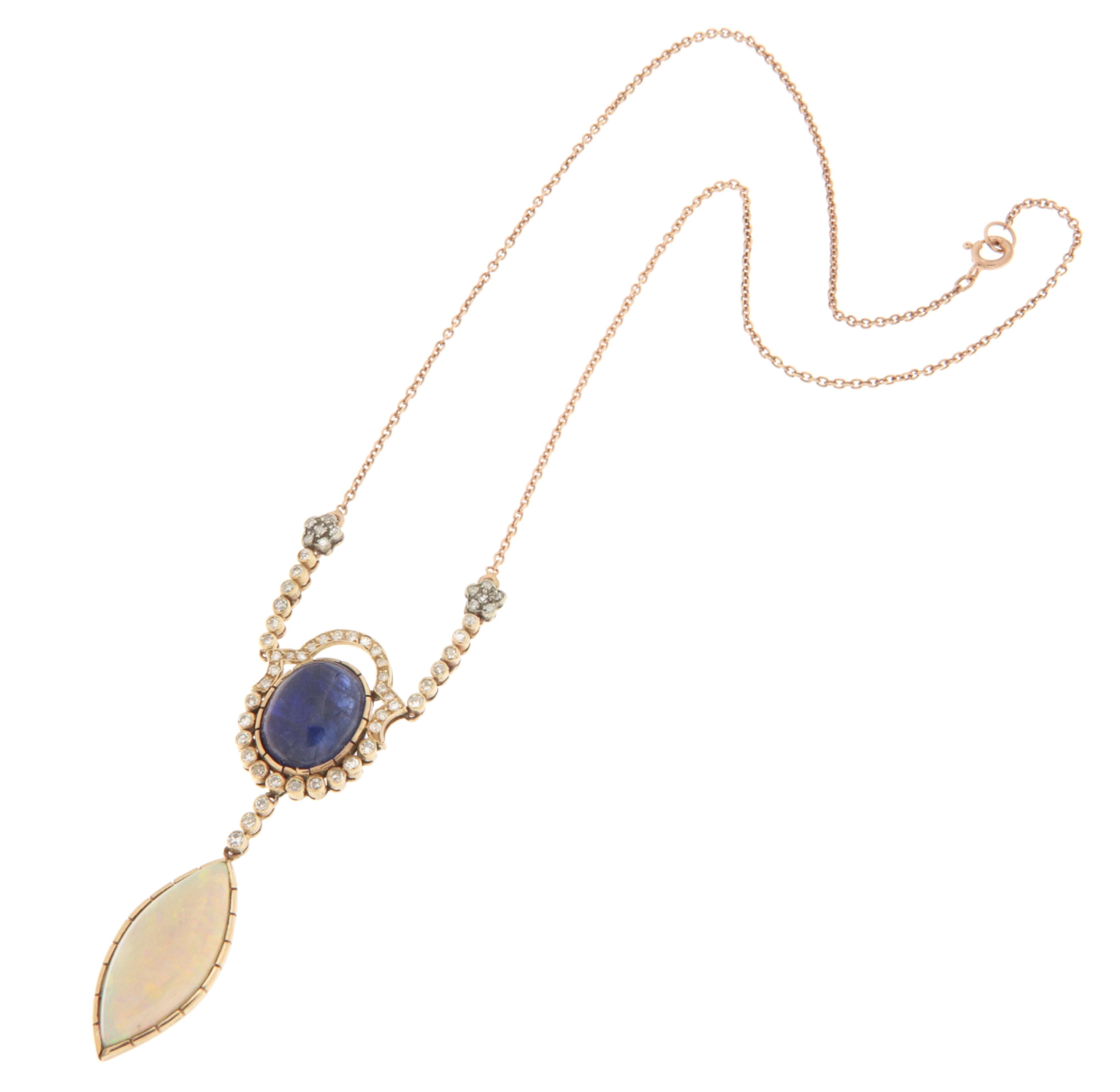 Artisan Collier pendentif en or jaune 9 carats Opale australienne Diamants Saphir en vente