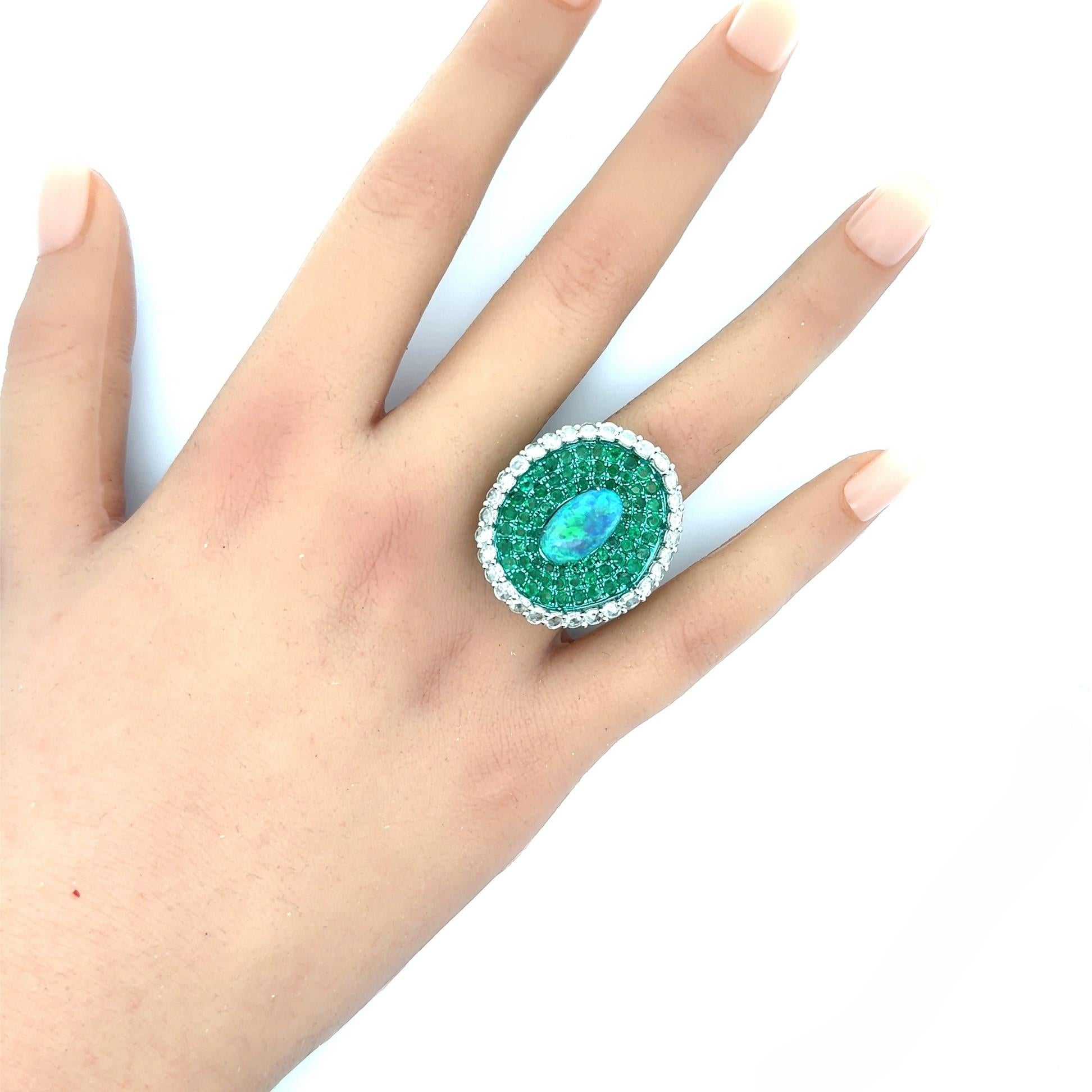 Opalo Australiano Diamante Esmeralda Oro de 18k y Rodio Verde Anillo de Cóctel en Nuevo estado para la venta en Beverly Hills, CA