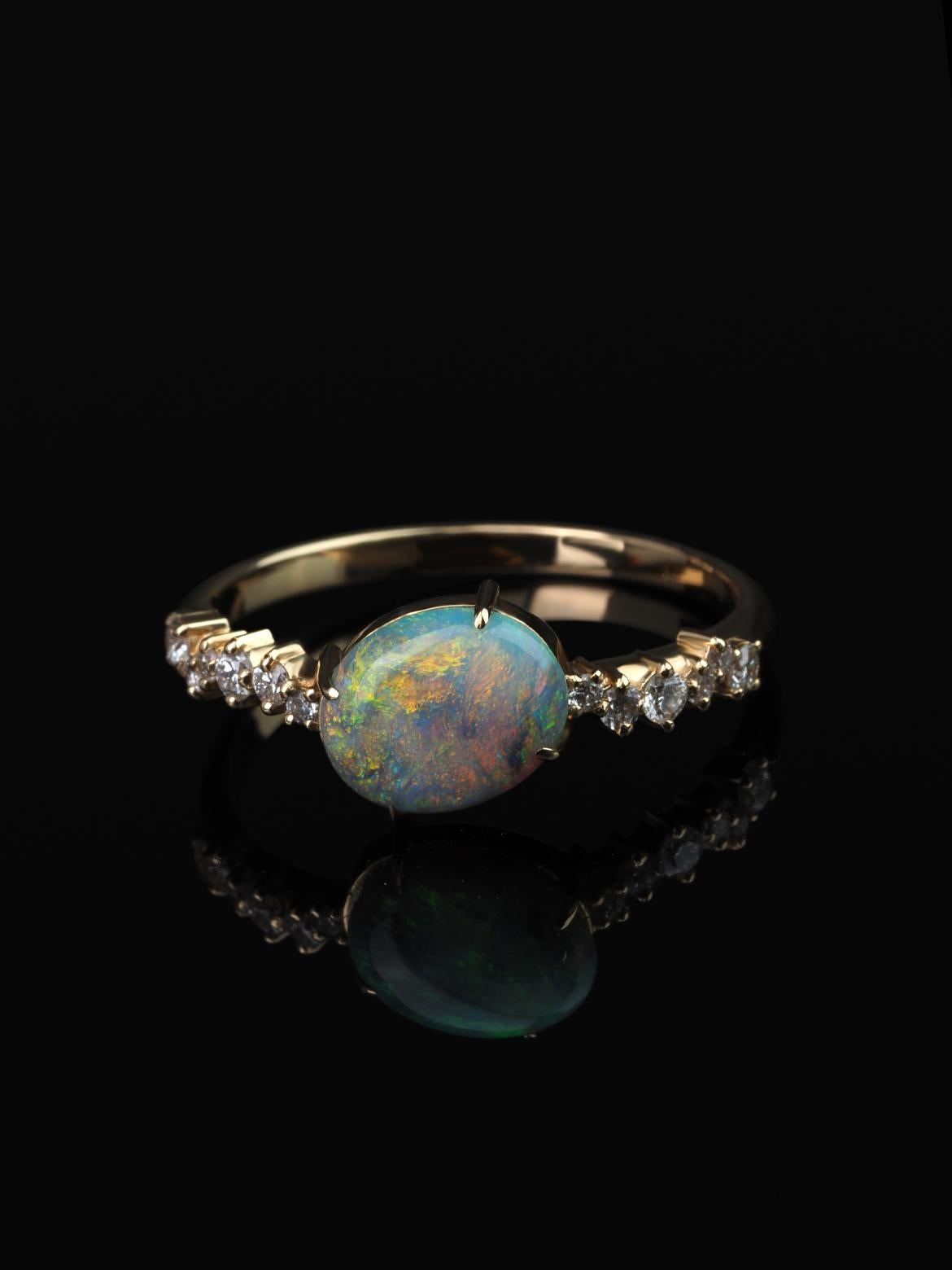 Bague en or 14K avec diamants en opale australienne
Origine de l'opale - Australie 
Dimensions de l'opale - 0.12 х 0.24 х 0.31 in / 3 х 6 х 8 mm
poids de la pierre - 0.85 carats
poids de la bague - 1.91 grammes
Taille de la bague - 6.5