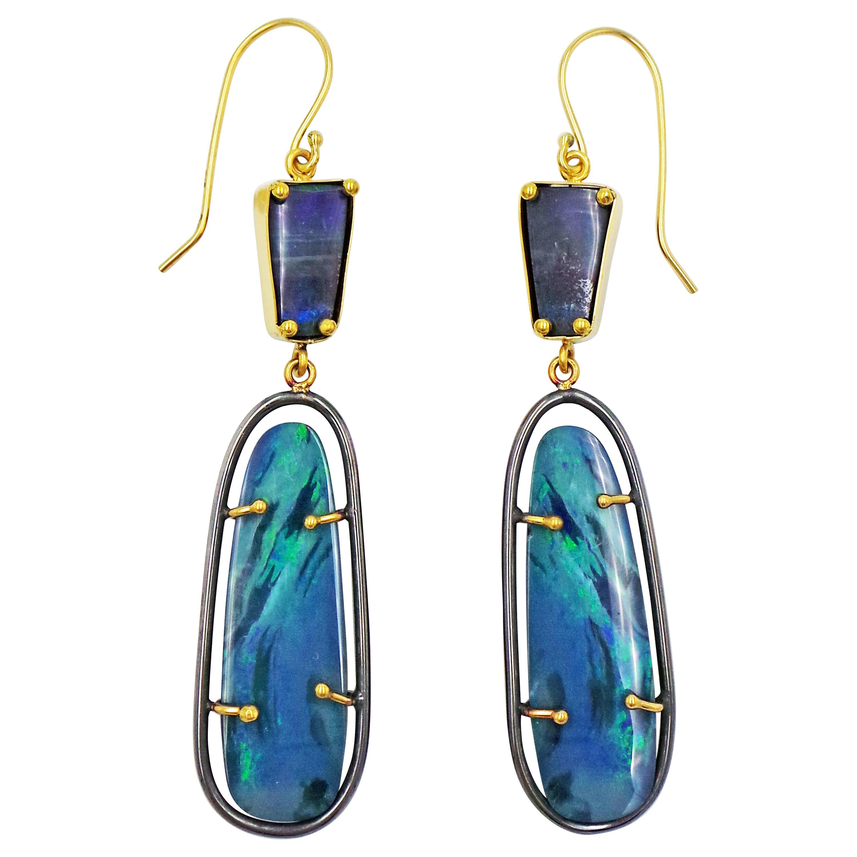Pendants d'oreilles en argent oxydé et or 22 carats avec opale d'Australie forgée à la main en vente