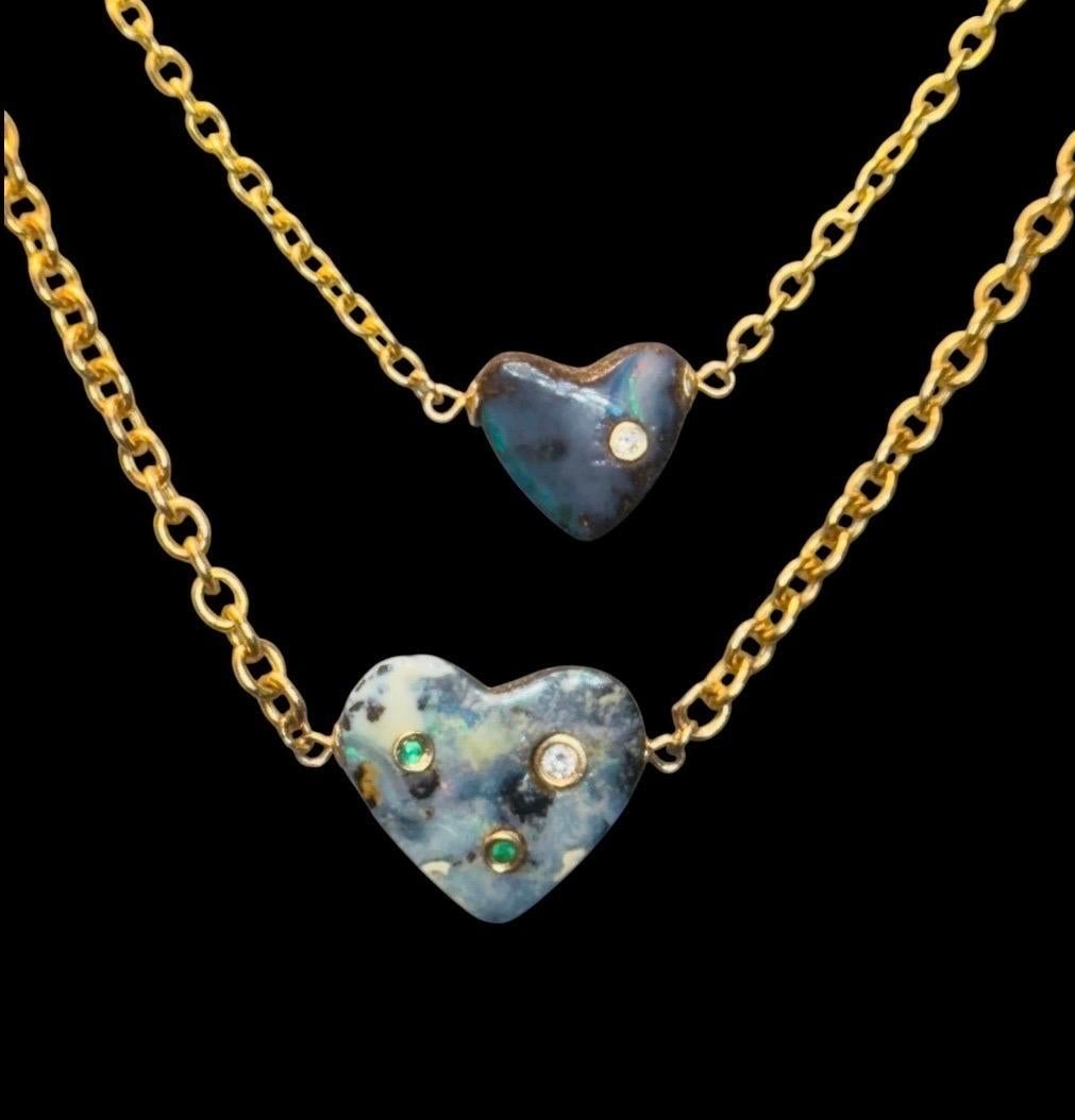 Collana con cuore in opale

Opale australiano, diamante, smeraldi, oro 14k

Cuore intagliato di opale australiano da 8 carati (larghezza 3/4