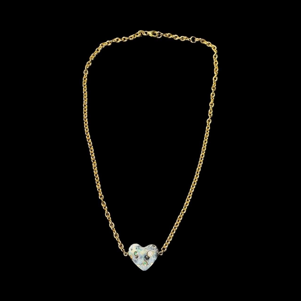 Collana con cuore in opale australiano, diamanti e smeraldi su catena Rolo in oro 14k in vendita 2