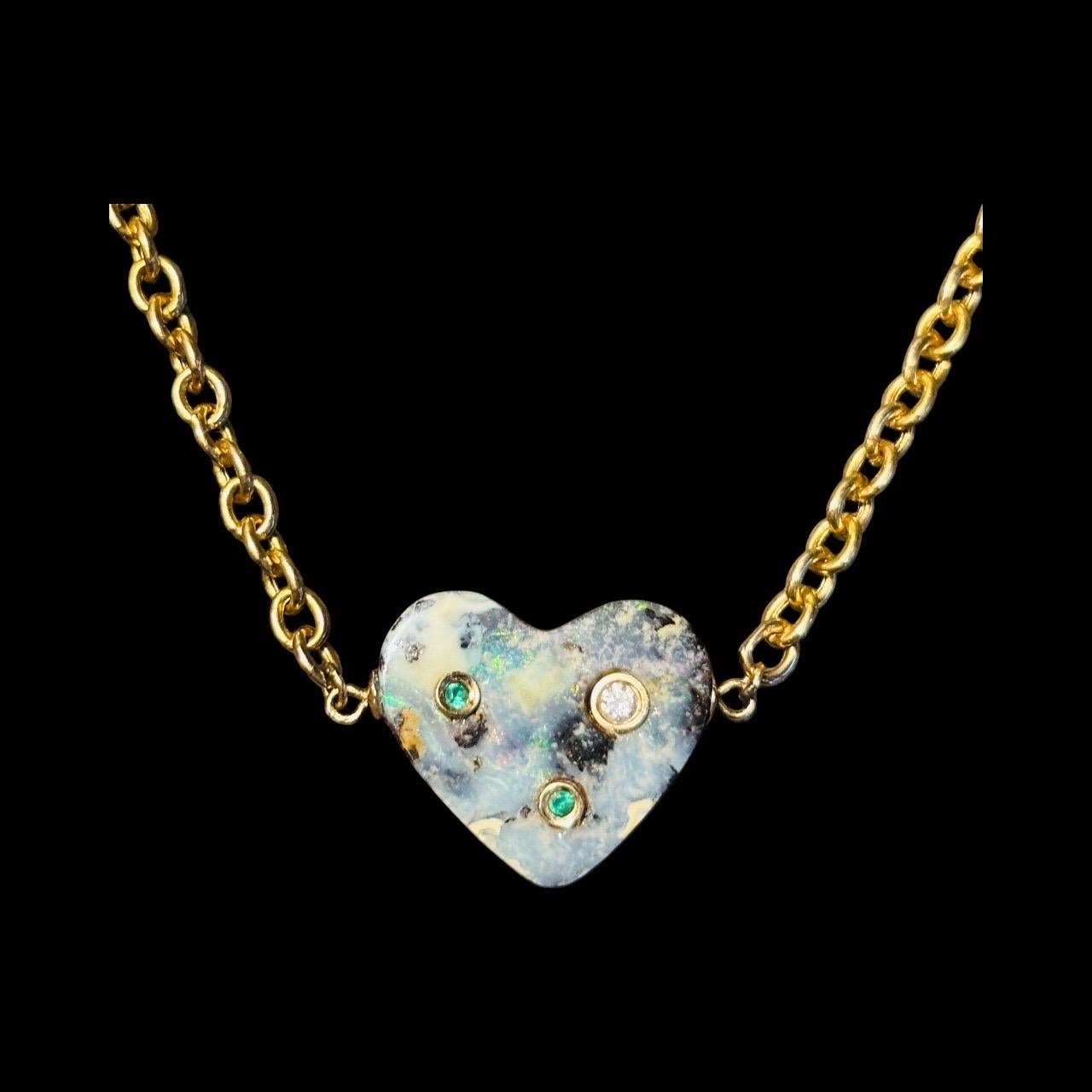 Collana con cuore in opale australiano, diamanti e smeraldi su catena Rolo in oro 14k in vendita 3
