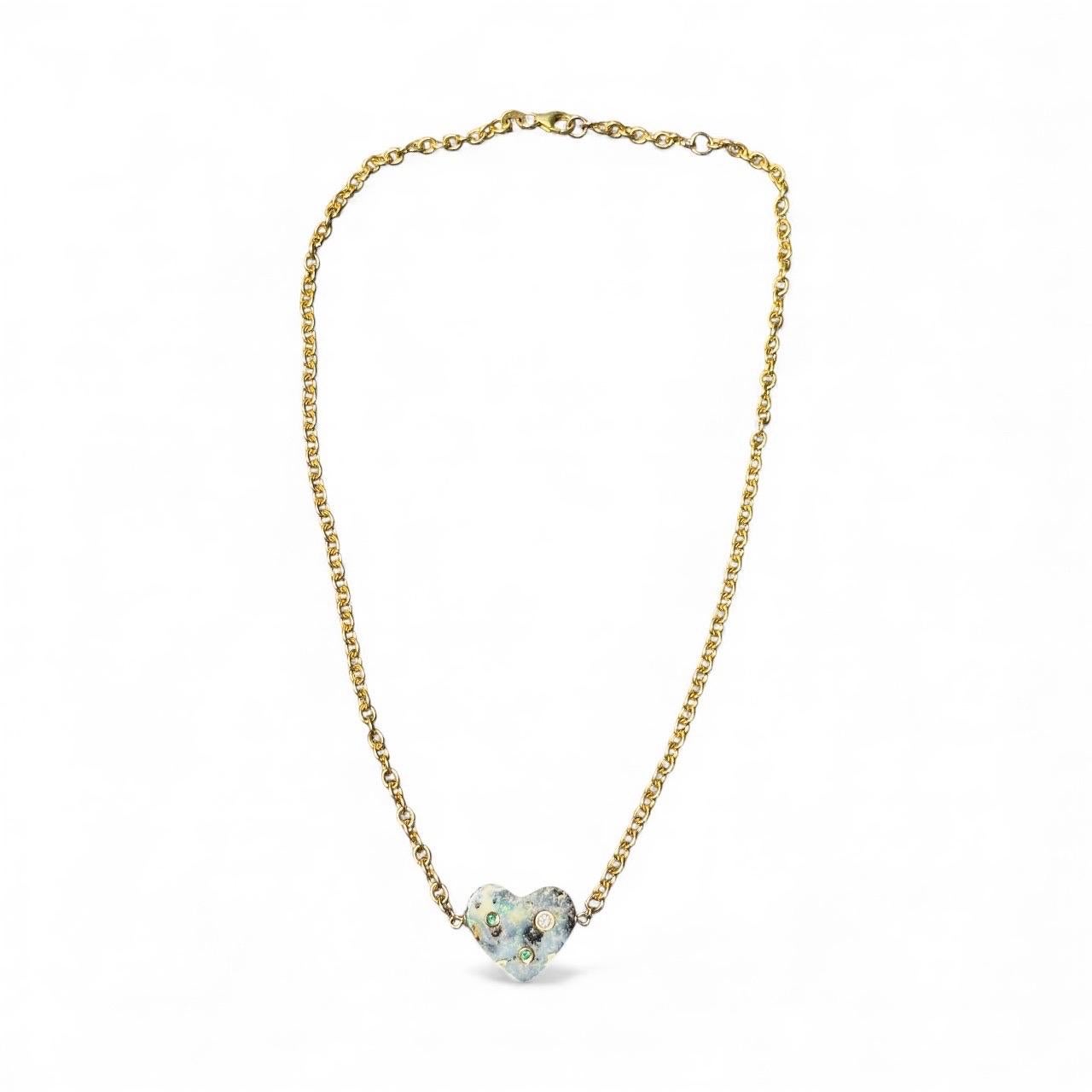 Collana con cuore in opale australiano, diamanti e smeraldi su catena Rolo in oro 14k in vendita 4