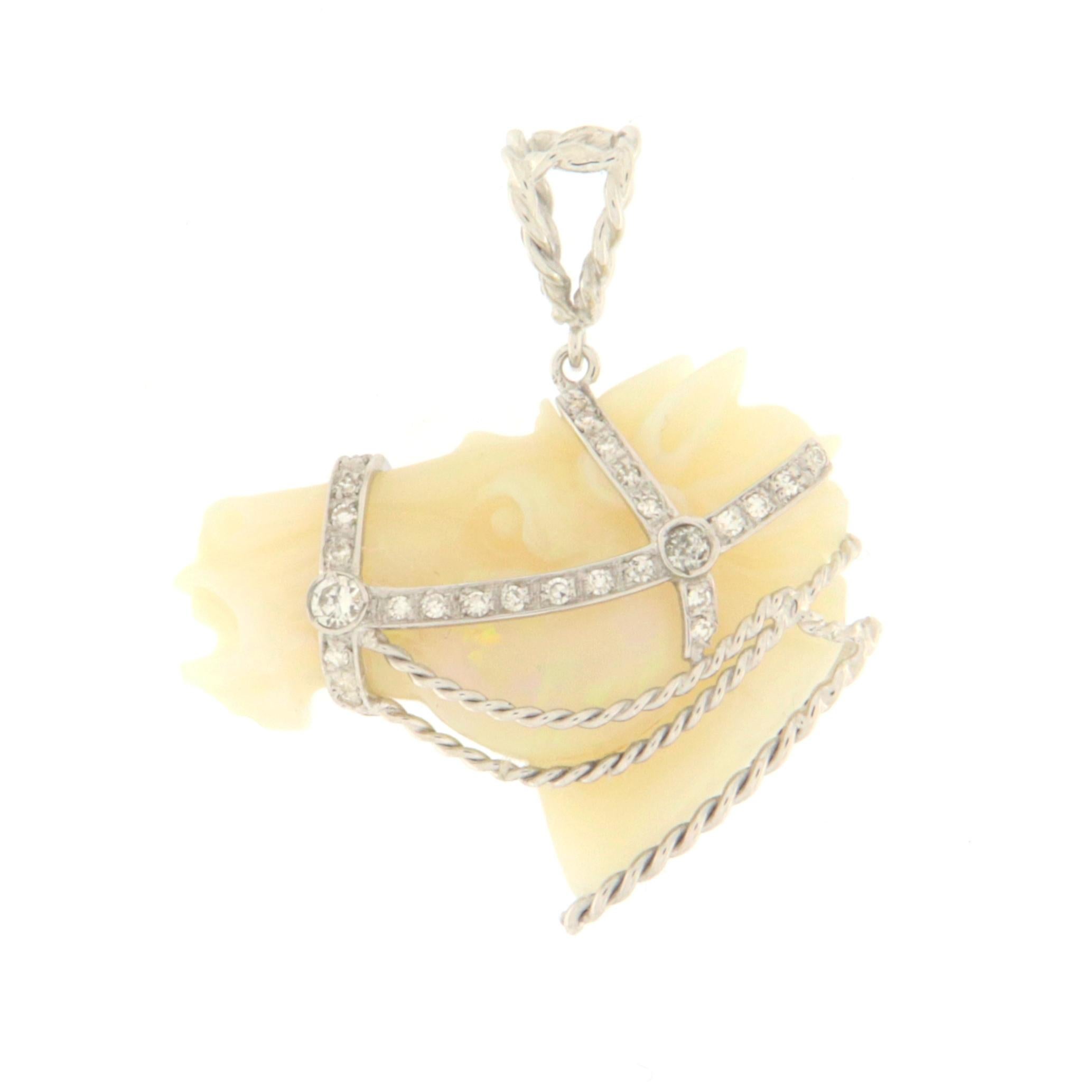 Collier pendentif cheval en or blanc 18 carats avec opale d'Australie et diamants en vente 4