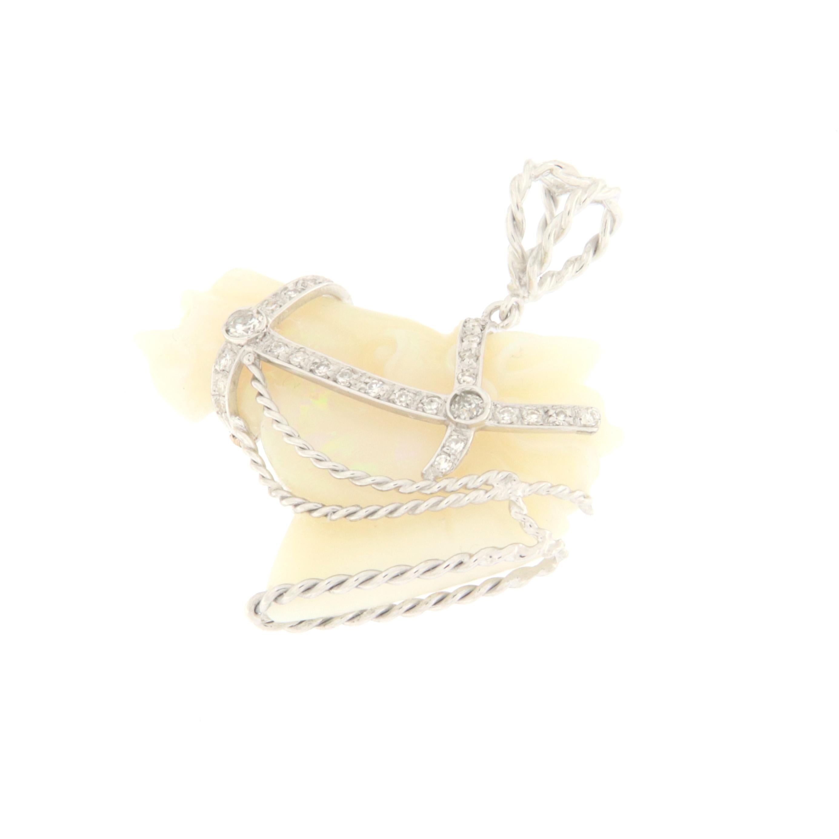 Collier pendentif cheval en or blanc 18 carats avec opale d'Australie et diamants en vente 2