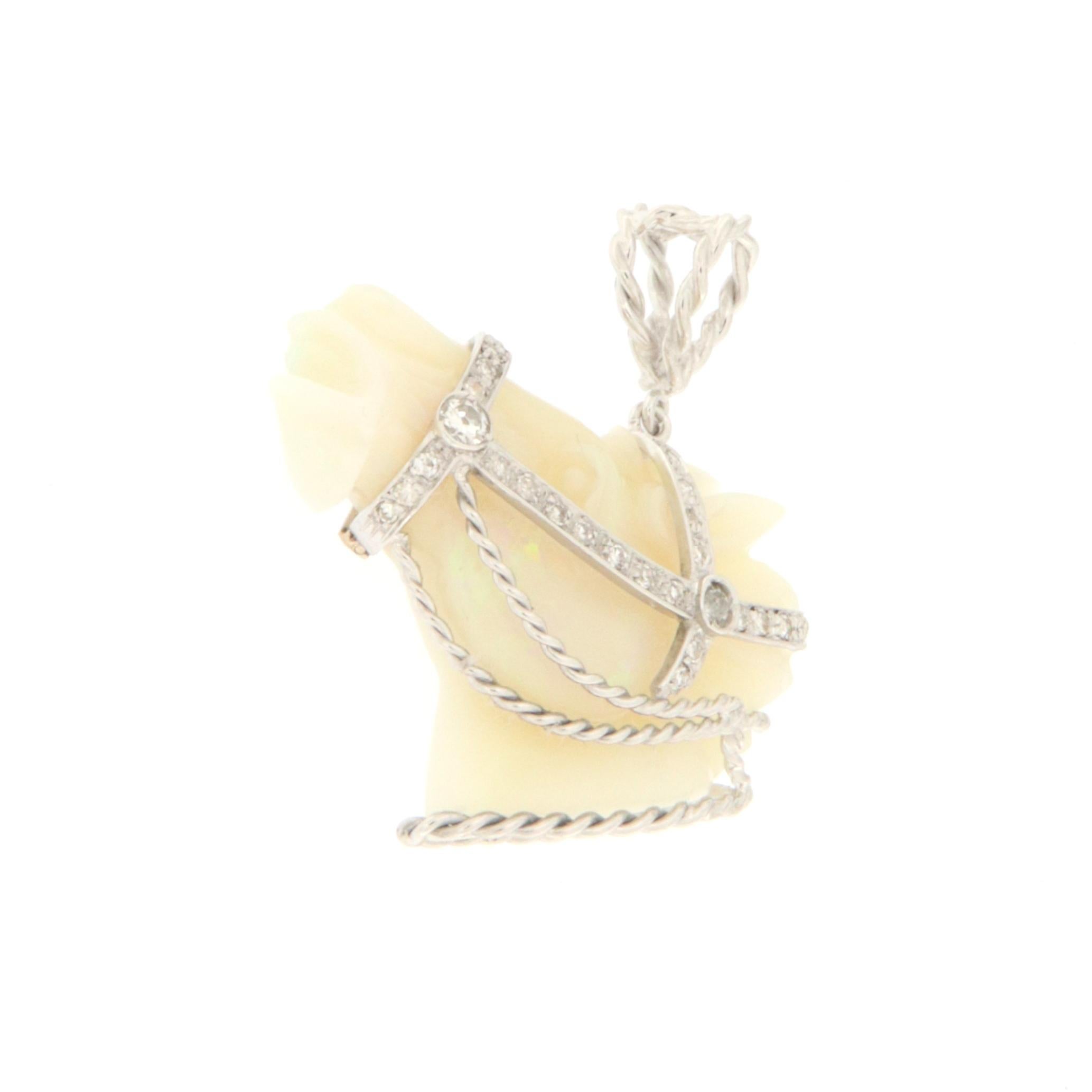 Collier pendentif cheval en or blanc 18 carats avec opale d'Australie et diamants en vente 3