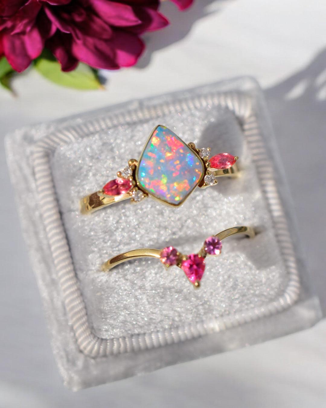 Bague deux pièces Lotus Bud en or jaune 14k avec saphirs padparadscha, rubis rose, spinelles et diamants ! 16mm de longueur avec les 2 pièces ensemble et 20mm de largeur de la pointe du saphir padparadscha à l'autre pointe. L'opale australienne