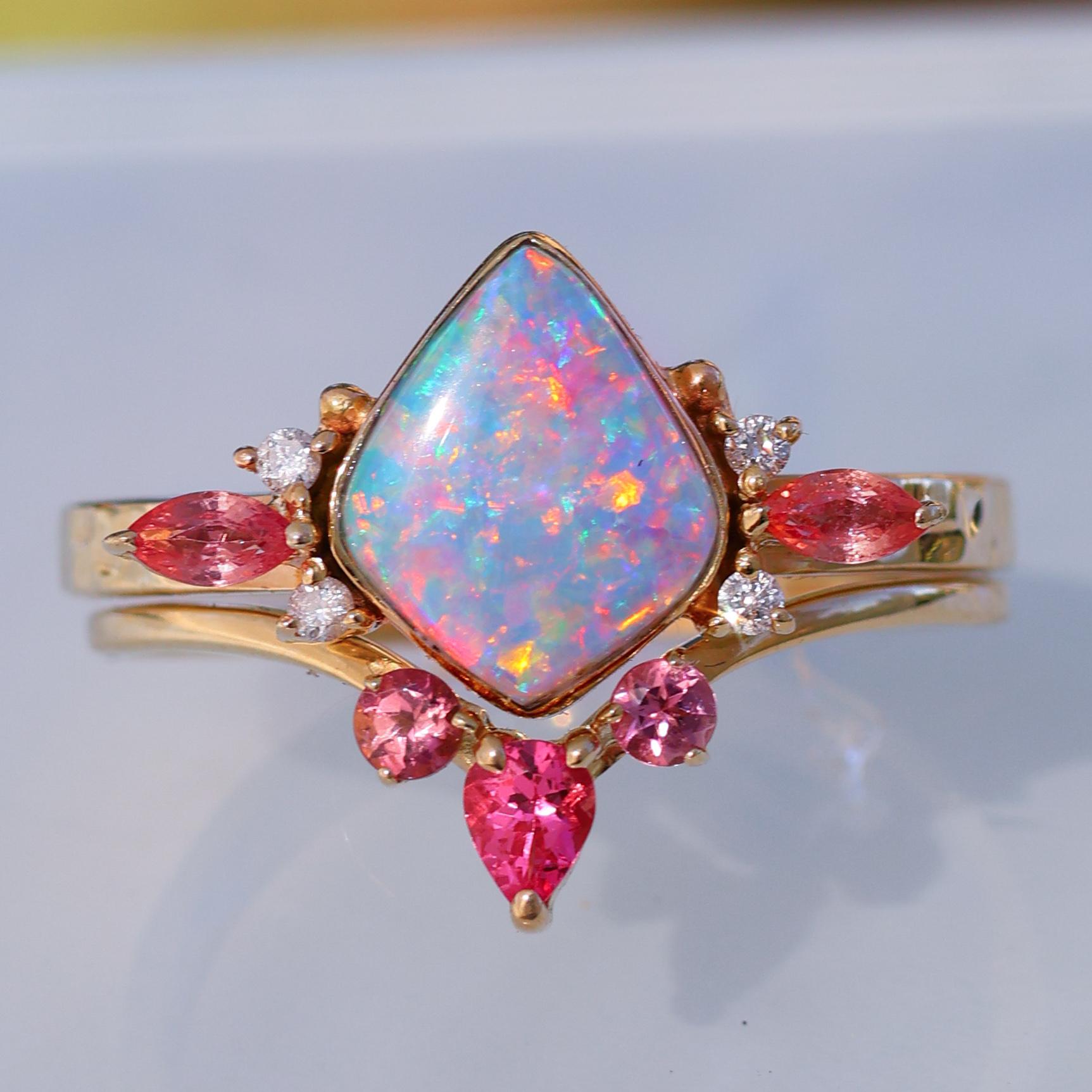 Artisan Bague Lotus Bud sertie d'opale australienne, saphirs padparadscha, rubis et or 14 carats en vente