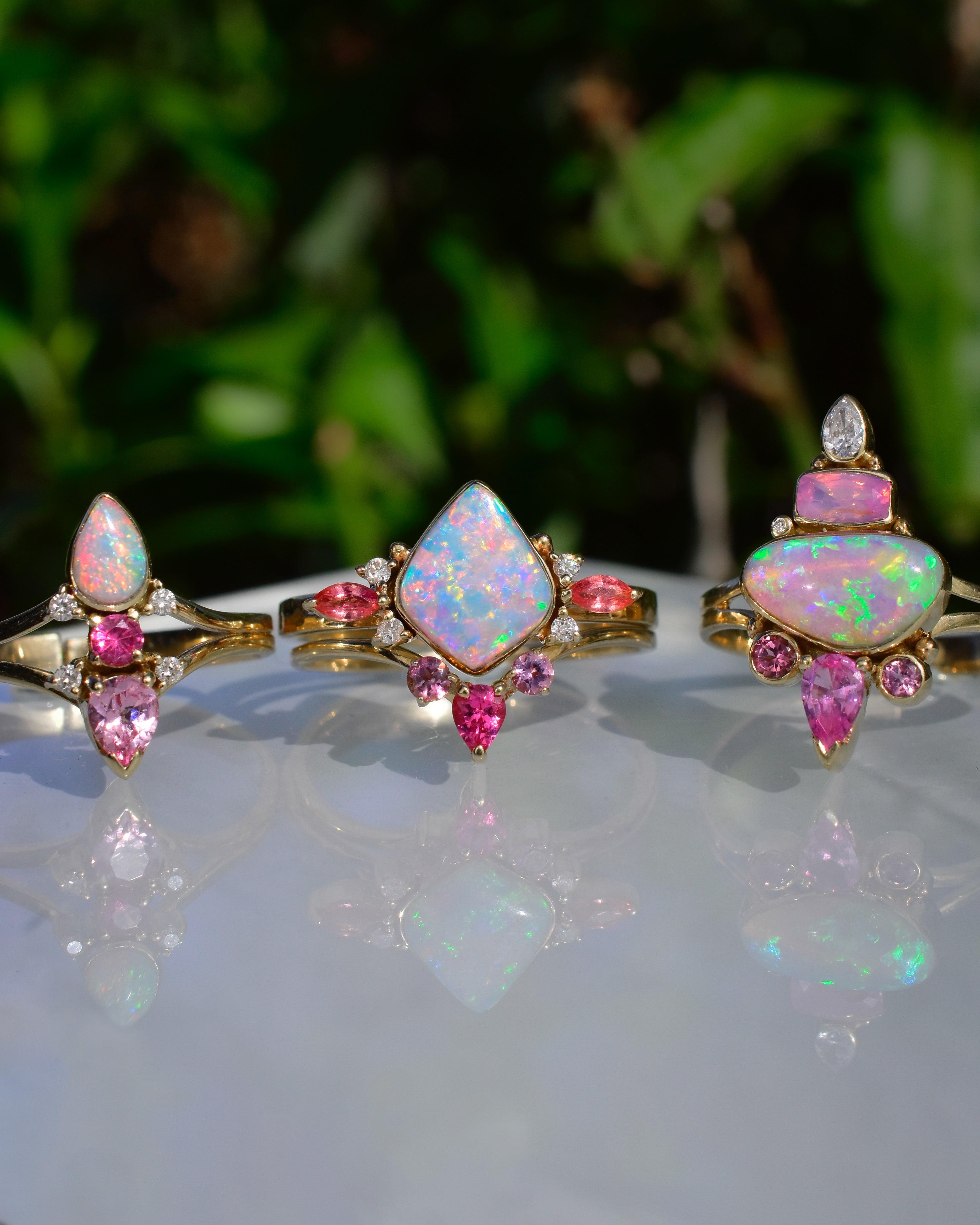 Taille cabochon Bague Lotus Bud sertie d'opale australienne, saphirs padparadscha, rubis et or 14 carats en vente