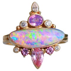 Bague pagode en opale australienne avec saphirs lilas et acajou Diamants, or 14k