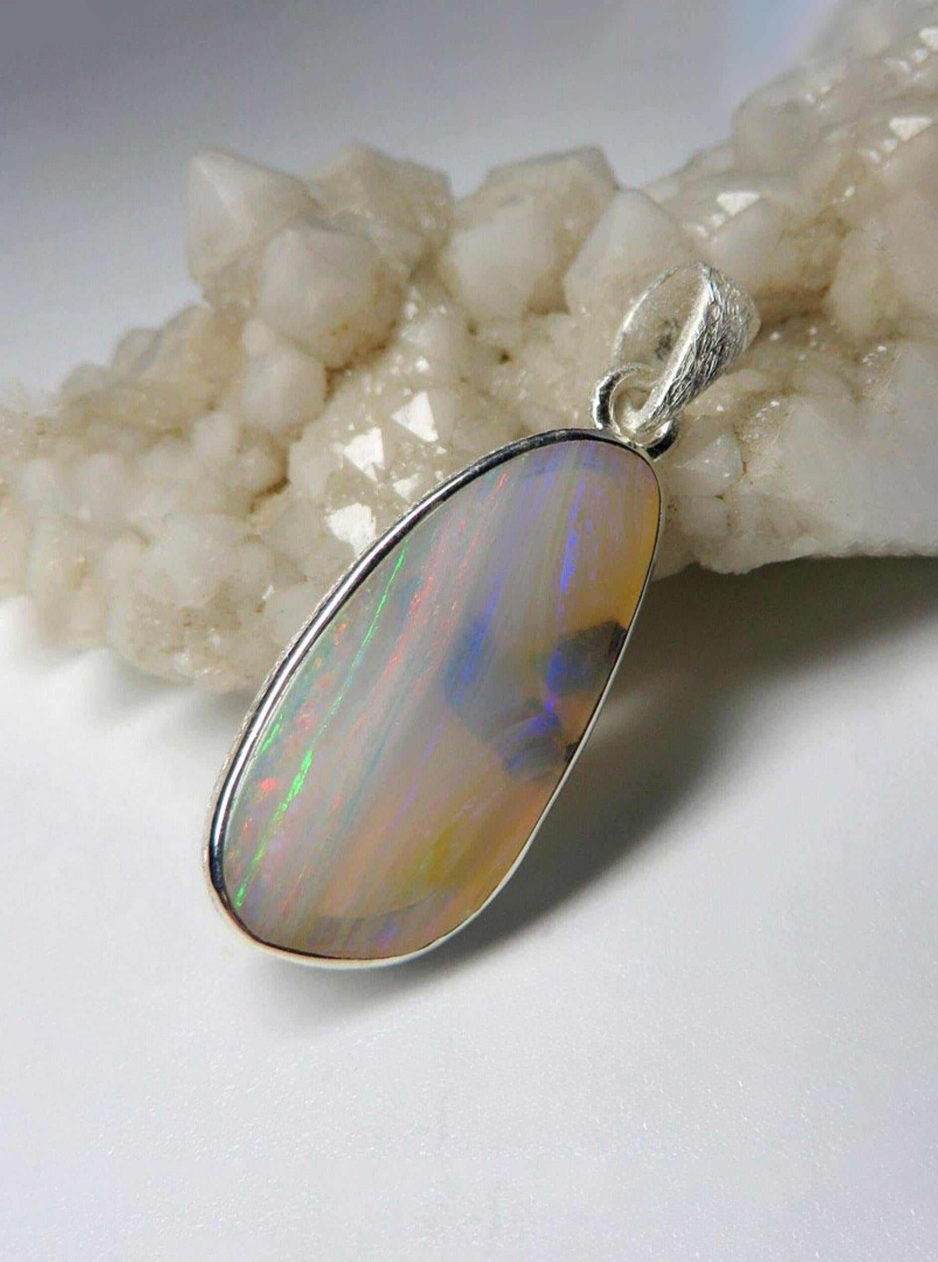Silberanhänger mit natürlichem Opal 
Opal Herkunft - Australien 
Abmessungen der Opale - 0.16 х 0.39 х 0.90 in / 4 х 10 х 23 mm
Länge des Anhängers - 1,34 Zoll / 34 mm
Gewicht des Anhängers -  2.80 Gramm
