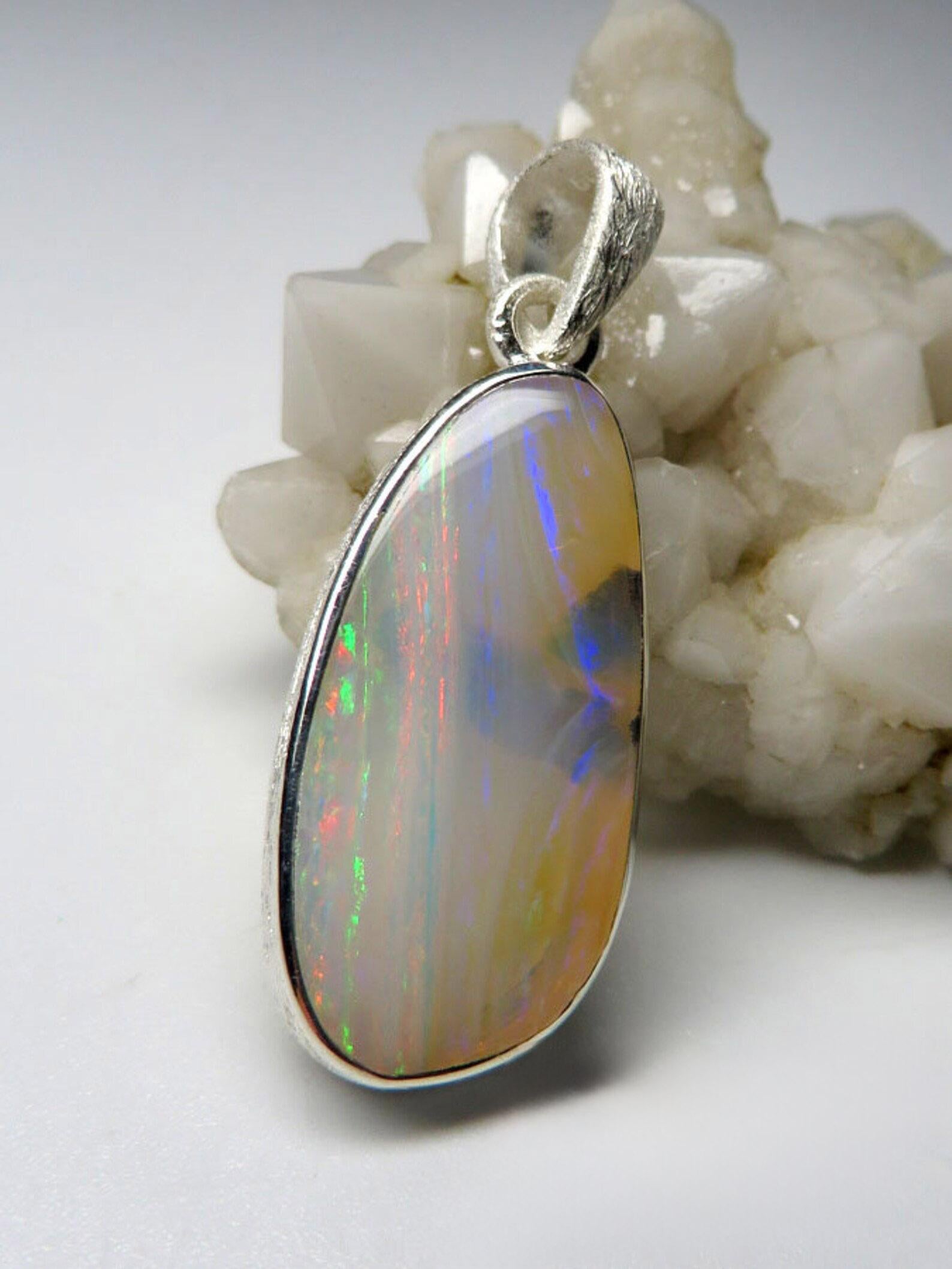 Australischer Opal Silber Anhänger Natürliche perlmuttartige Wolken Stroh-Muster Edelstein (Künstler*in) im Angebot