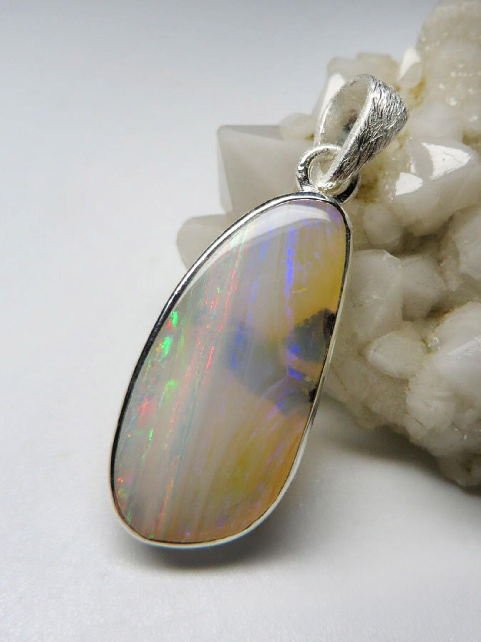 Australischer Opal Silber Anhänger Natürliche perlmuttartige Wolken Stroh-Muster Edelstein (Ovalschliff) im Angebot