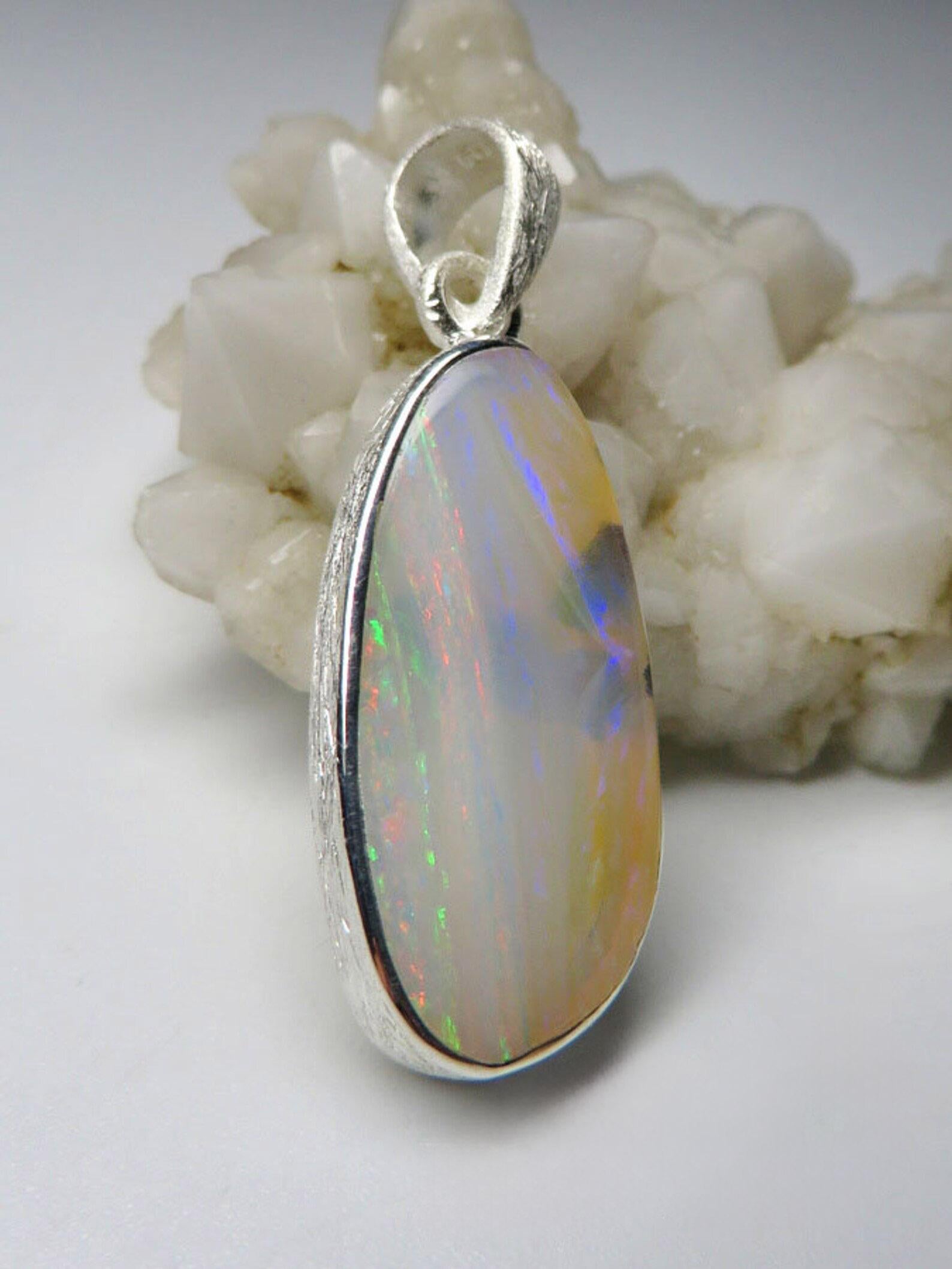 Australischer Opal Silber Anhänger Natürliche perlmuttartige Wolken Stroh-Muster Edelstein im Zustand „Neu“ im Angebot in Berlin, DE