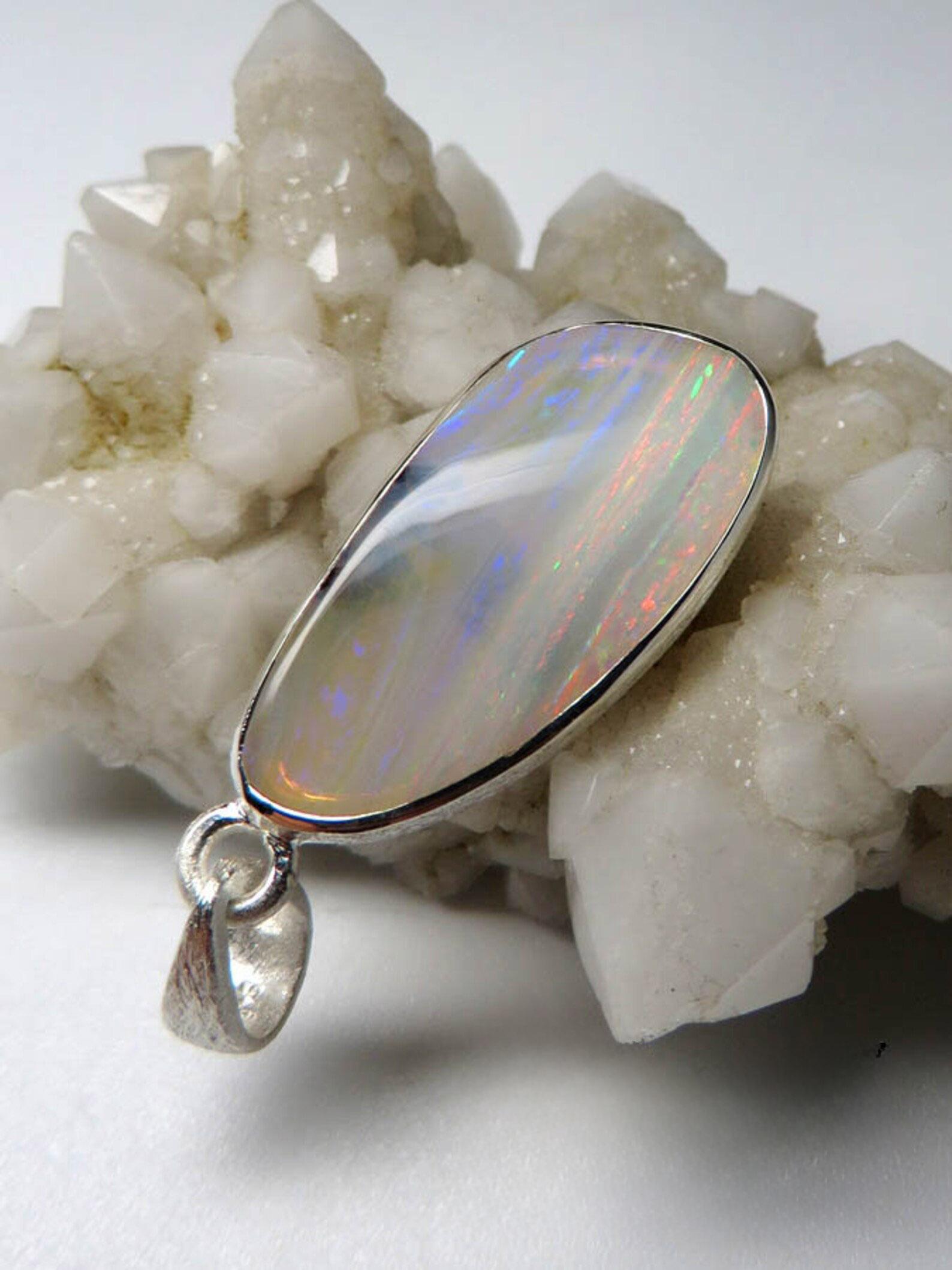 Australischer Opal Silber Anhänger Natürliche perlmuttartige Wolken Stroh-Muster Edelstein für Damen oder Herren im Angebot
