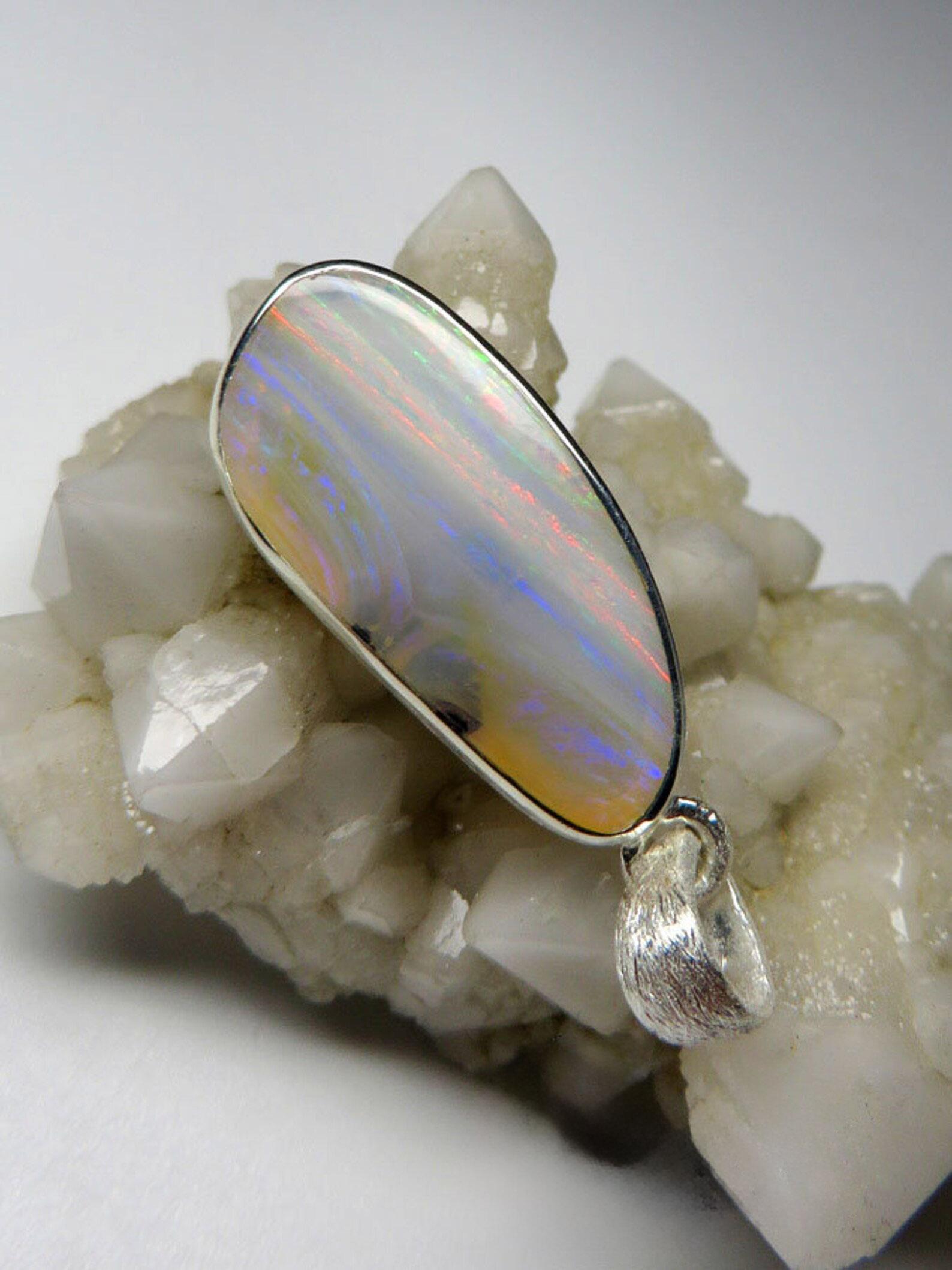 Australischer Opal Silber Anhänger Natürliche perlmuttartige Wolken Stroh-Muster Edelstein im Angebot 1
