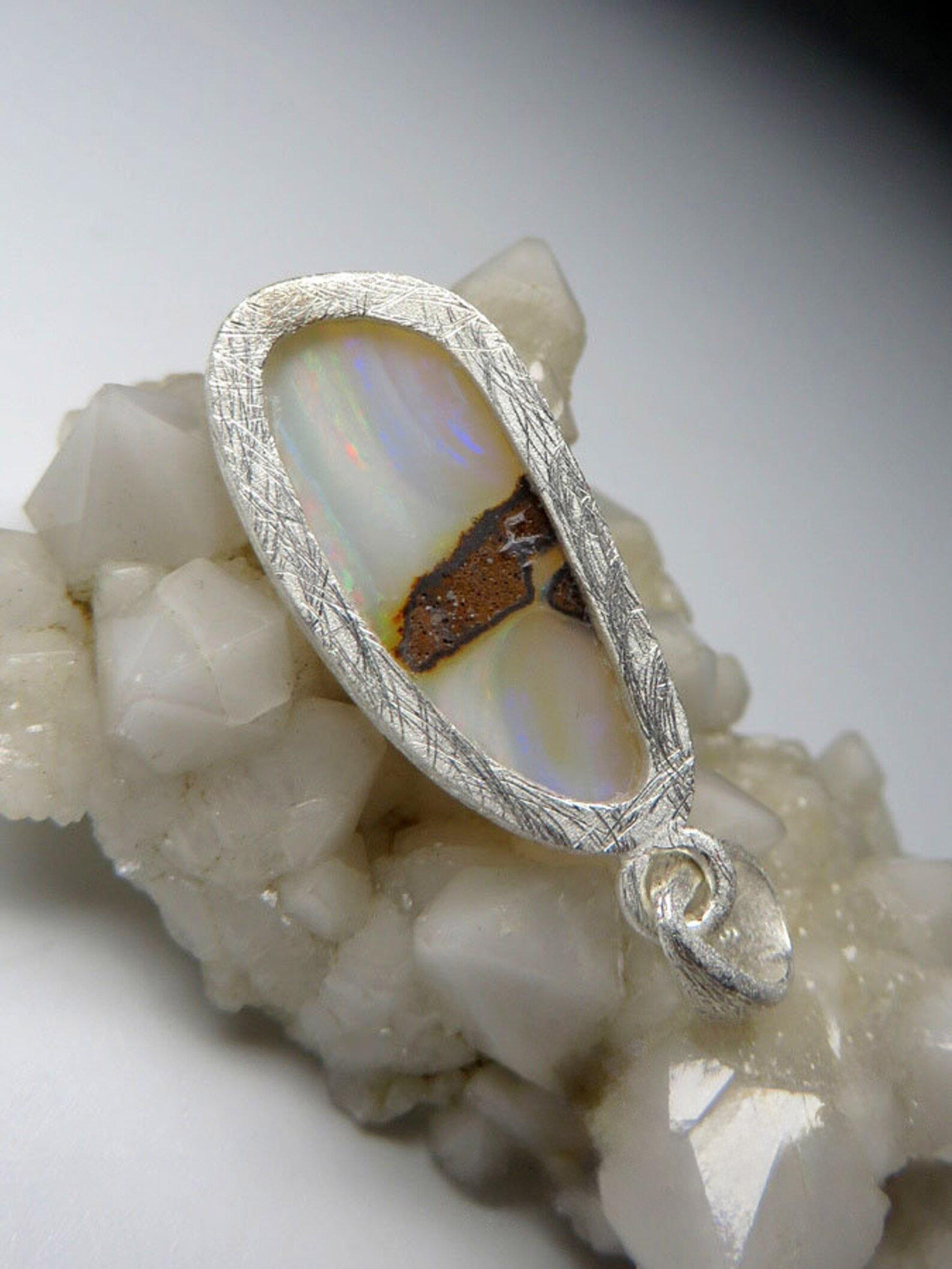 Australischer Opal Silber Anhänger Natürliche perlmuttartige Wolken Stroh-Muster Edelstein im Angebot 2