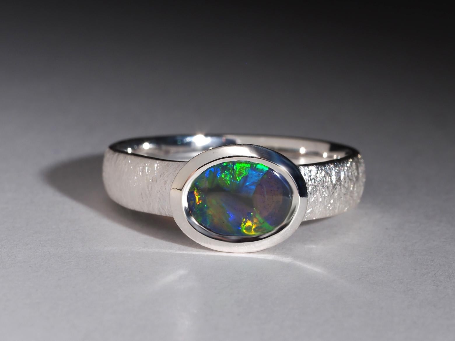 Anello d'argento di opale australiano Gioielli di opale scuro di alta qualità Regalo per una persona speciale in vendita 4