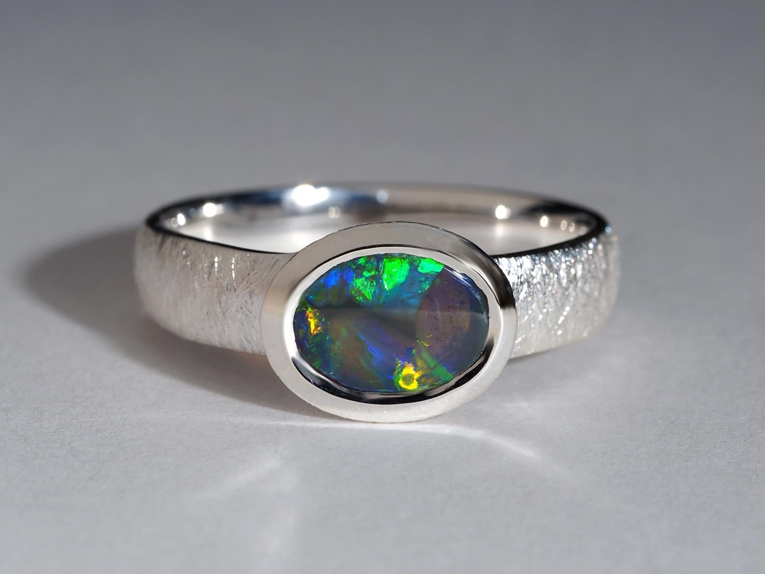 Un'opale australiana naturale, luminosa e vivace, incastonata in argento massiccio 925: un anello piccolo ma potente che brilla di colori mutevoli. L'Opale misura 5 × 8 mm (0,19 × 0,31 pollici) e pesa 1,05 carati, il che gli conferisce un gioco di