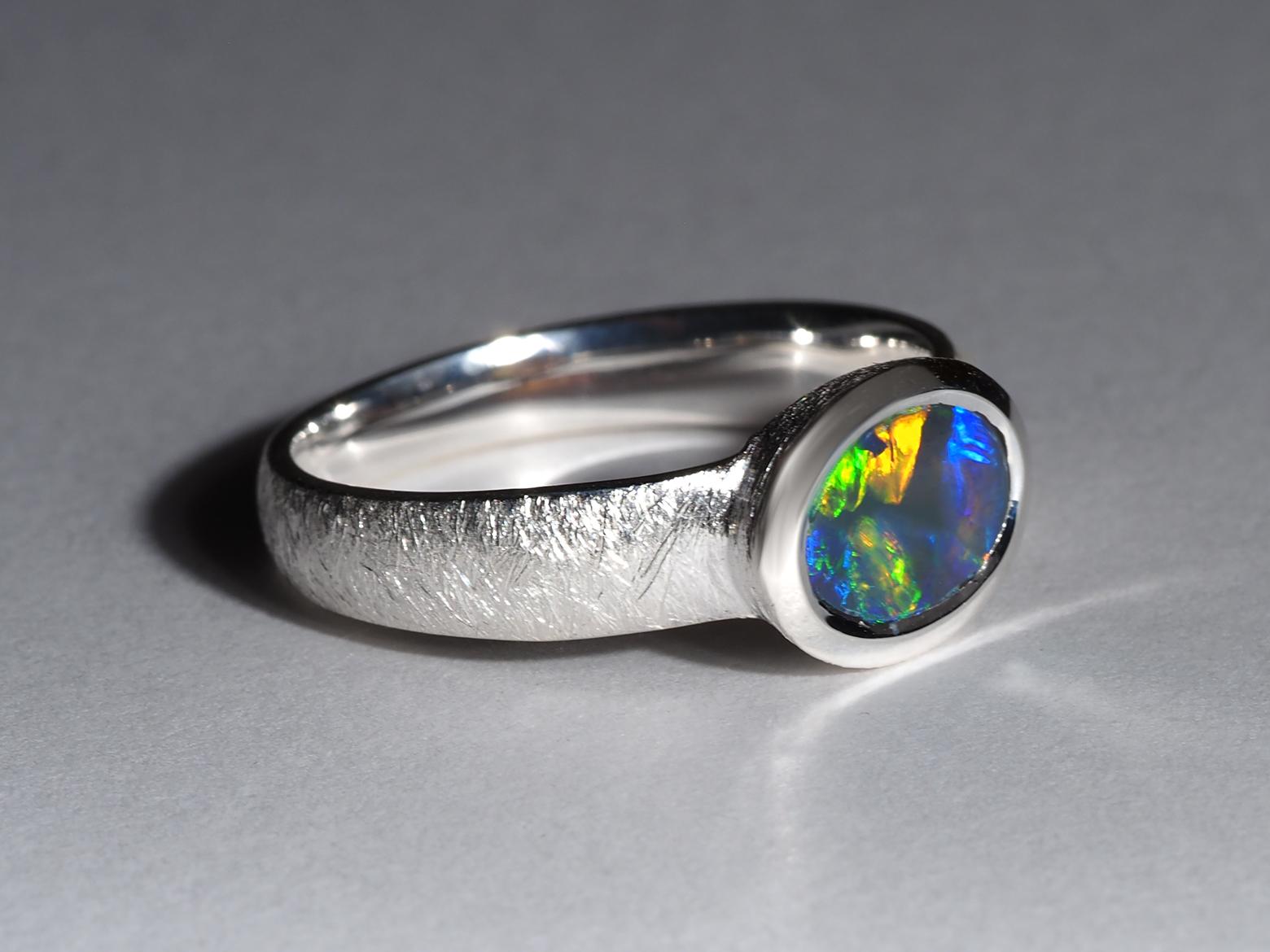 Artigiano Anello d'argento di opale australiano Gioielli di opale scuro di alta qualità Regalo per una persona speciale in vendita