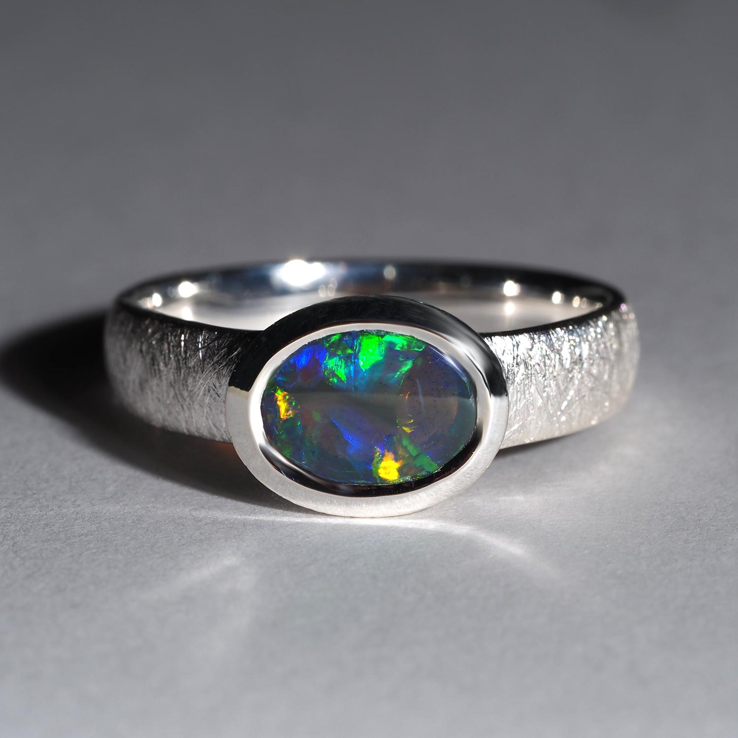 Taglio ovale Anello d'argento di opale australiano Gioielli di opale scuro di alta qualità Regalo per una persona speciale in vendita