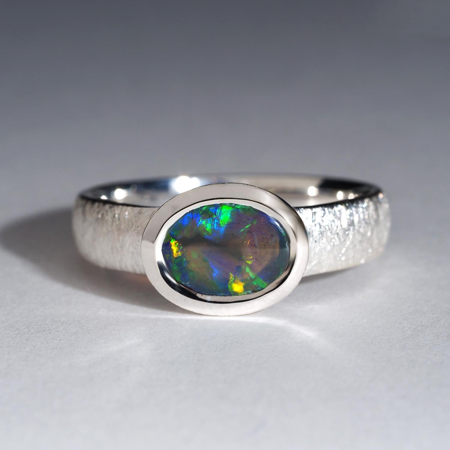 Anello d'argento di opale australiano Gioielli di opale scuro di alta qualità Regalo per una persona speciale In condizioni Nuovo in vendita a Berlin, DE