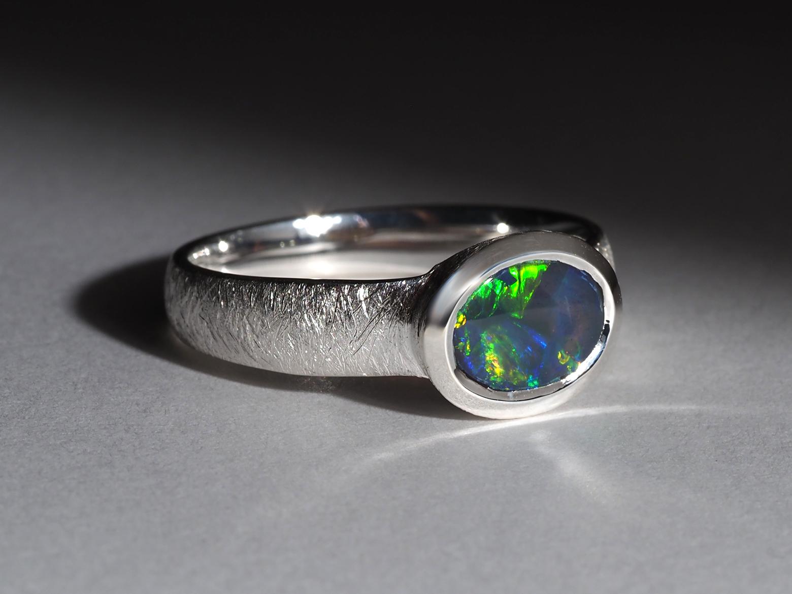 Anello d'argento di opale australiano Gioielli di opale scuro di alta qualità Regalo per una persona speciale in vendita 2