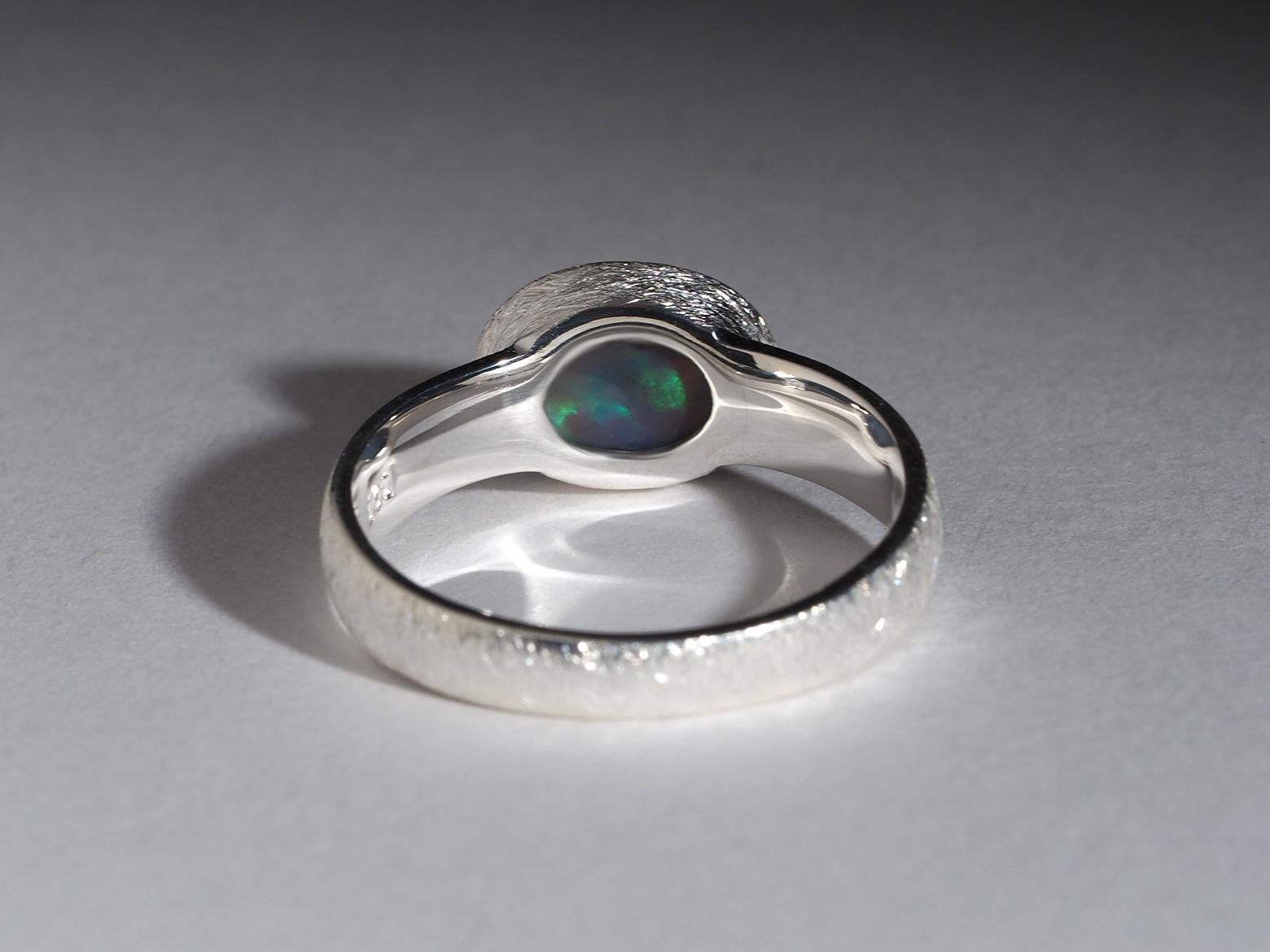 Anello d'argento di opale australiano Gioielli di opale scuro di alta qualità Regalo per una persona speciale in vendita 3