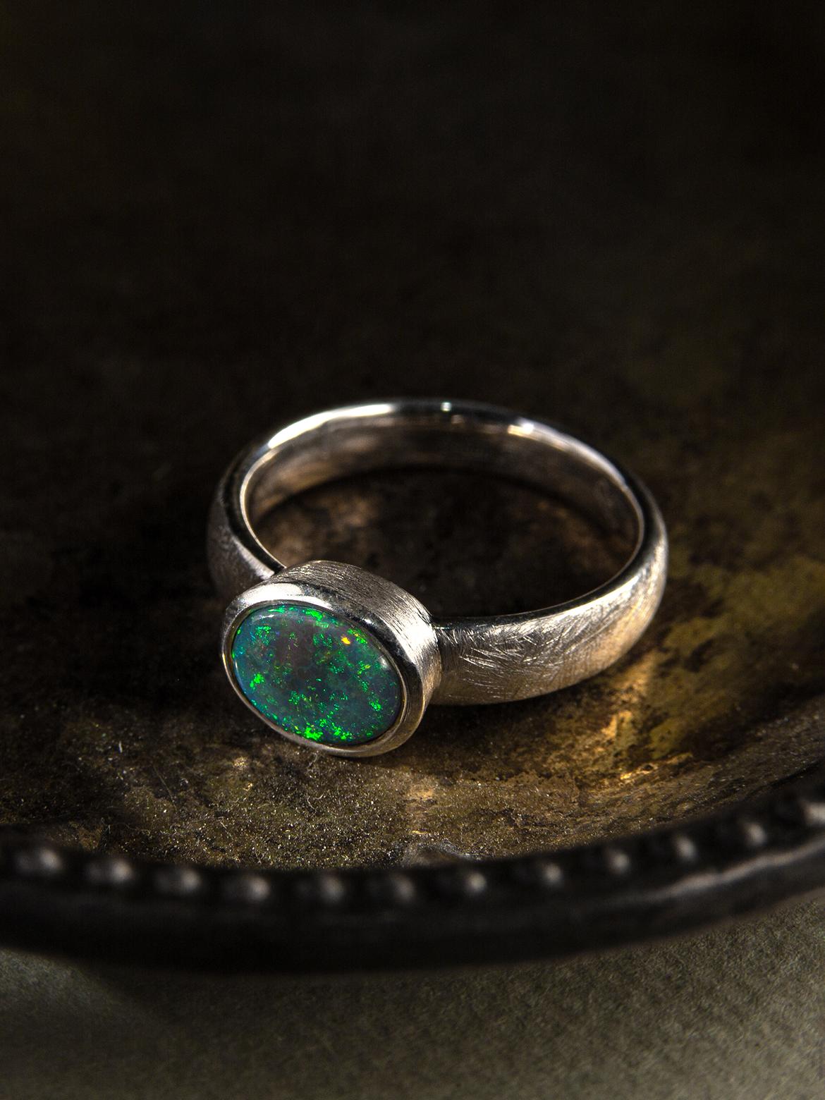 Anello in argento con Opale naturale prezioso
Origine dell'opale - Australia
Misure della gemma 0,26 х 0,35 in / 7 х 9 mm
peso dell'anello - 4.4 grammi
Misura dell'anello - 6 1/2 US / 53 EU
rif. n. 2464