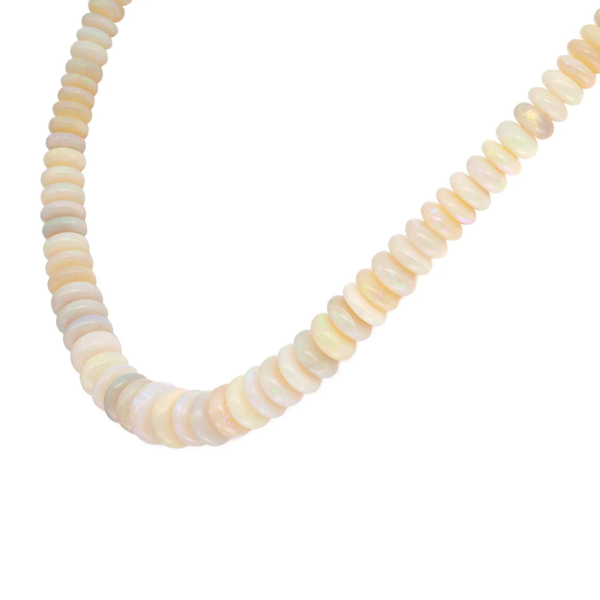 Ornez ce magnifique collier à un seul brin pour un look étonnant. Ce collier présente des perles rondes d'opale australienne, bien assorties au fermoir en or jaune 14k. Fabriqué à la main à la perfection. Longueur du collier : 17 pouces. Poids total
