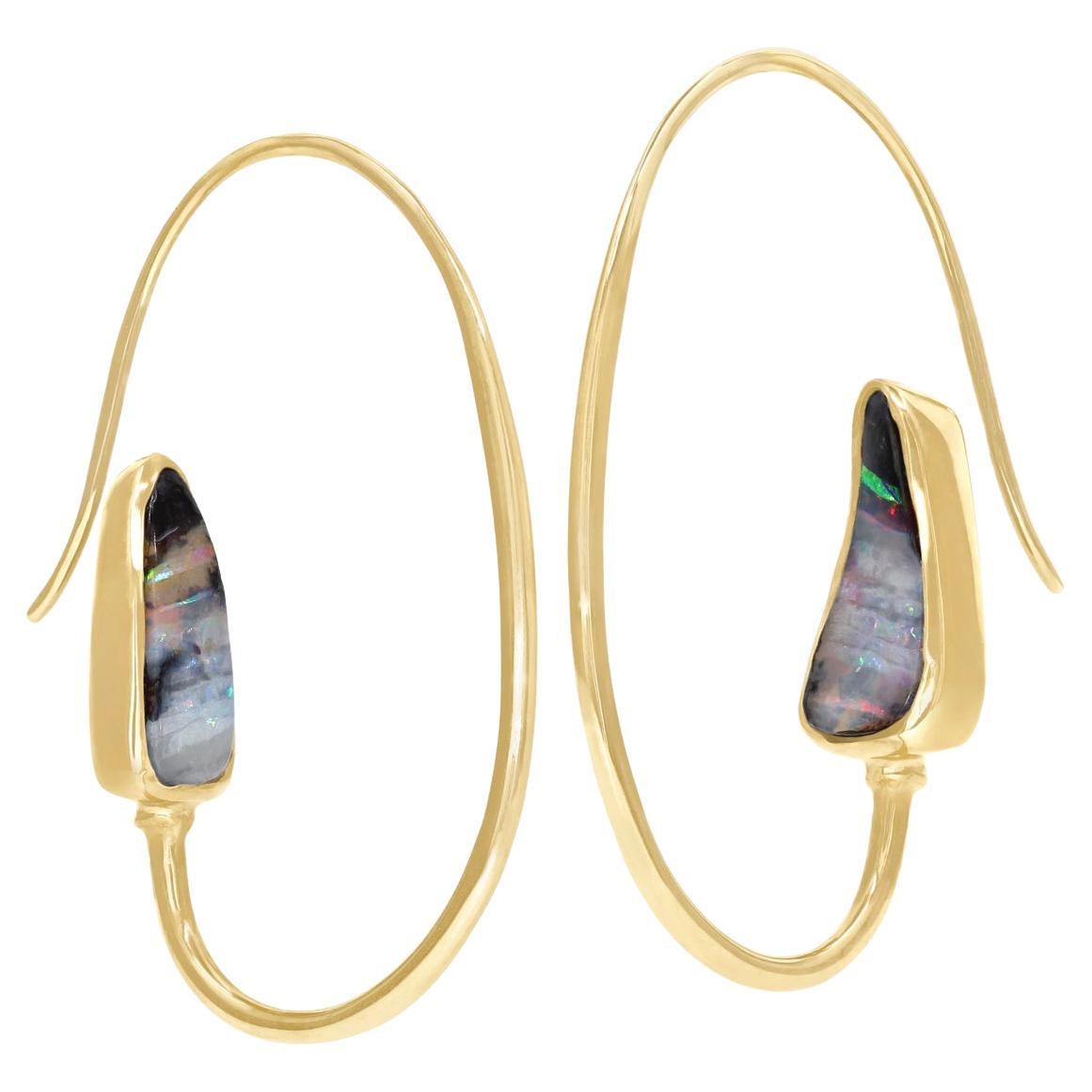 Boucles d'oreilles créoles en or jaune et opale australienne uniques en leur genre, Just Jules 2023