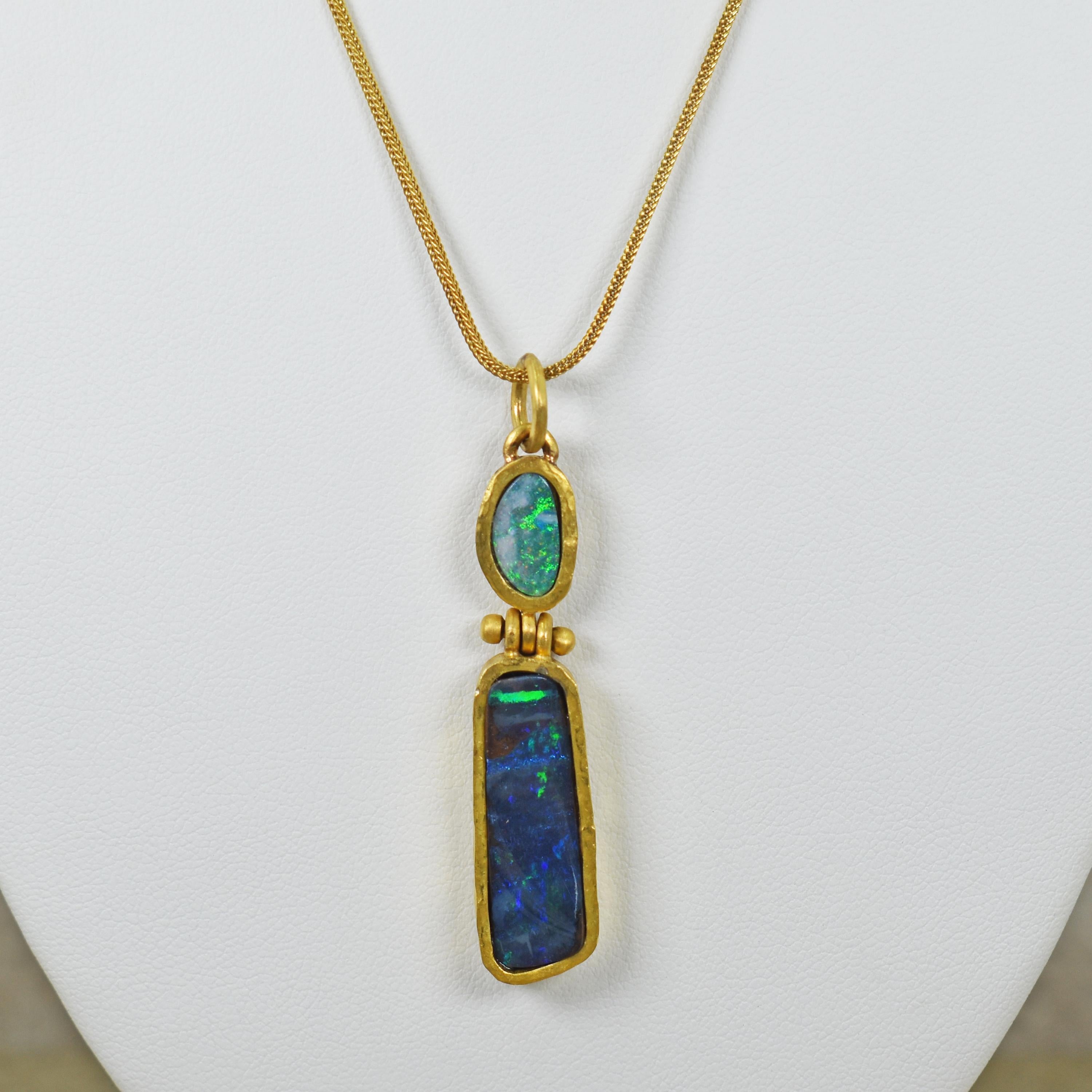 De superbes opales australiennes vertes et bleues dans un pendentif articulé en or jaune 22k forgé à la main. Le pendentif en opale à deux pierres est monté sur un collier en chaîne Foxtail en or 18k. Le pendentif, y compris la boucle, mesure 2,25