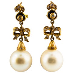 Orecchini a clip in oro giallo con perla australiana, diamante bianco e onice da 0,50 carati