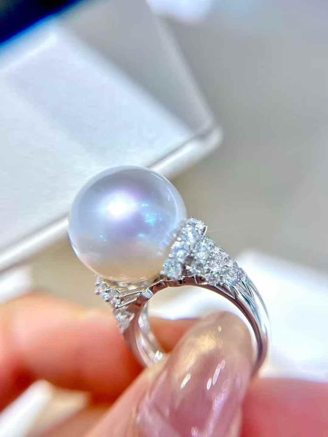 Anillo de cóctel de perlas australianas y diamantes en oro blanco de 18 quilates, 2,14 quilates de diamantes en venta 6