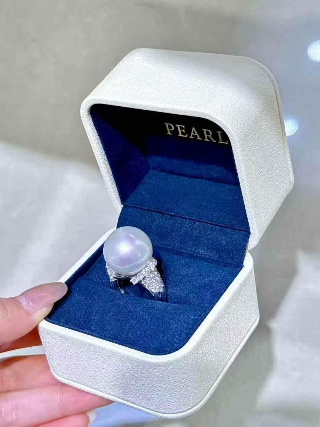 Anillo de cóctel de perlas australianas y diamantes en oro blanco de 18 quilates, 2,14 quilates de diamantes en venta 7