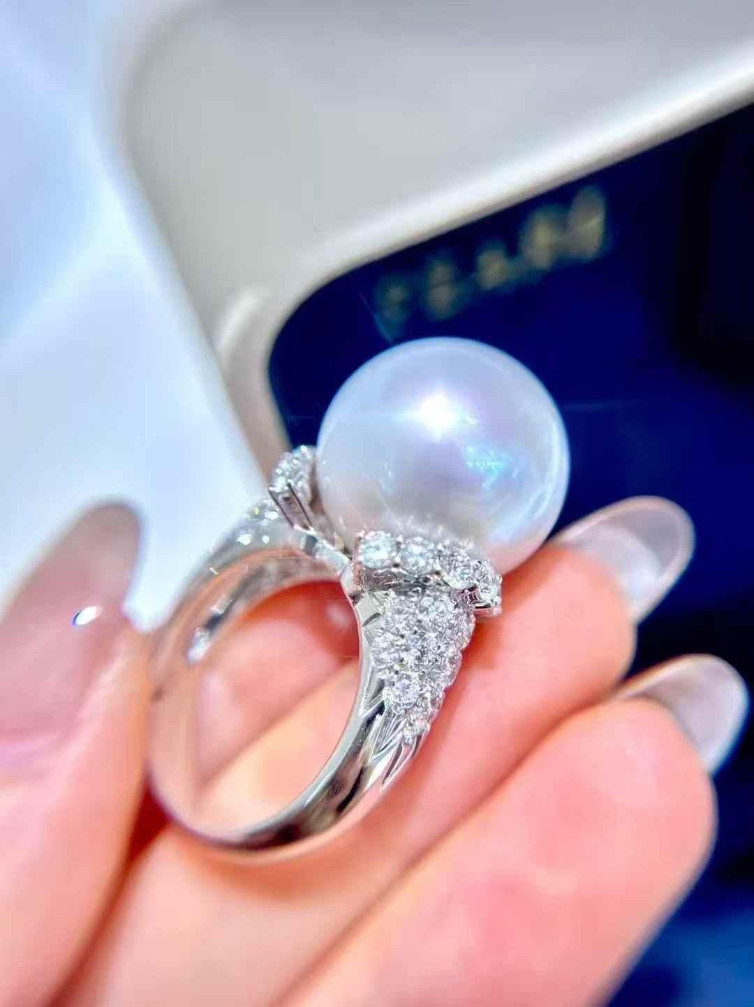 Anillo de cóctel de perlas australianas y diamantes en oro blanco de 18 quilates, 2,14 quilates de diamantes Corte redondo en venta