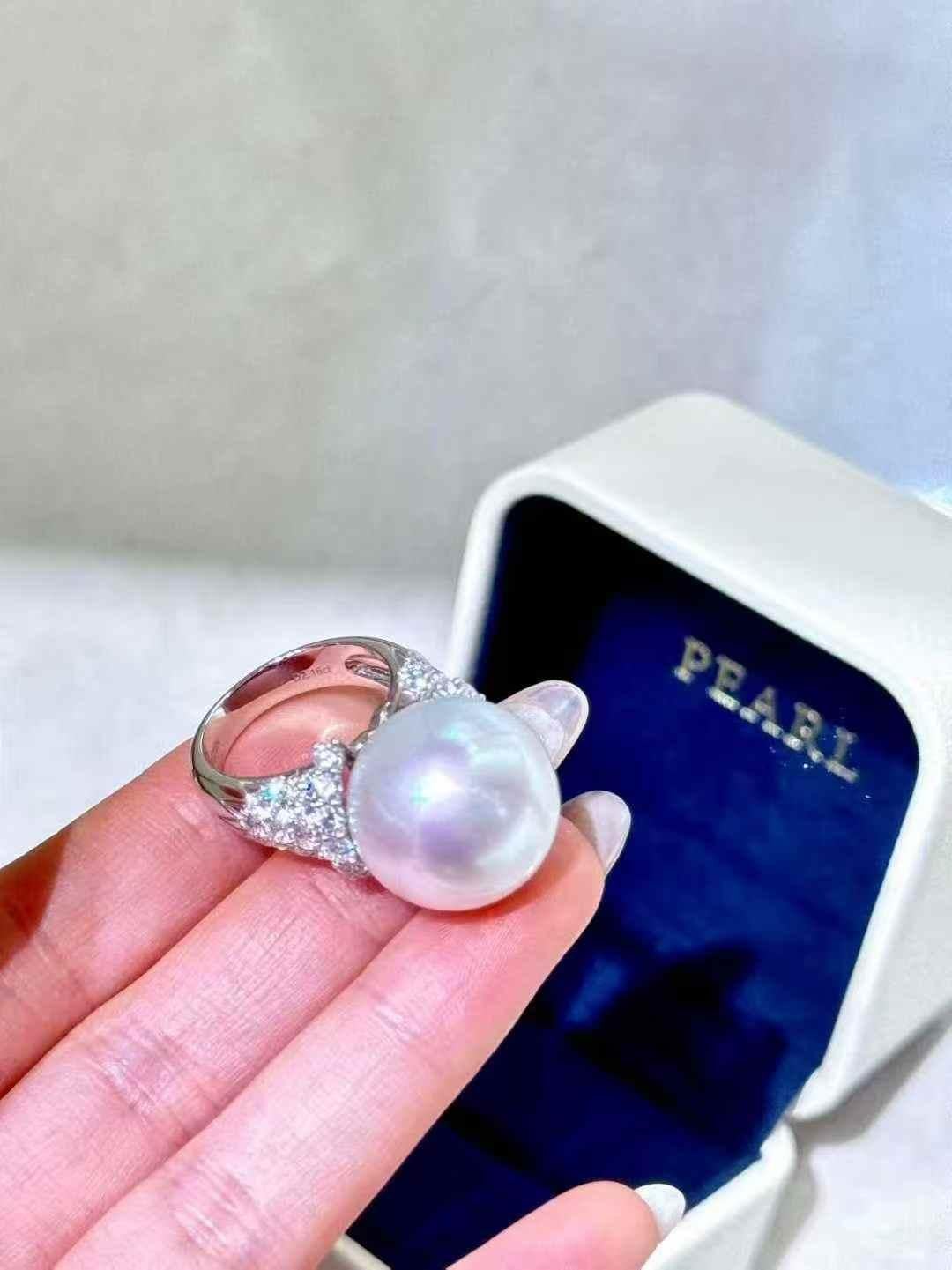 Anillo de cóctel de perlas australianas y diamantes en oro blanco de 18 quilates, 2,14 quilates de diamantes en Nuevo estado para la venta en Bucharest, Romania