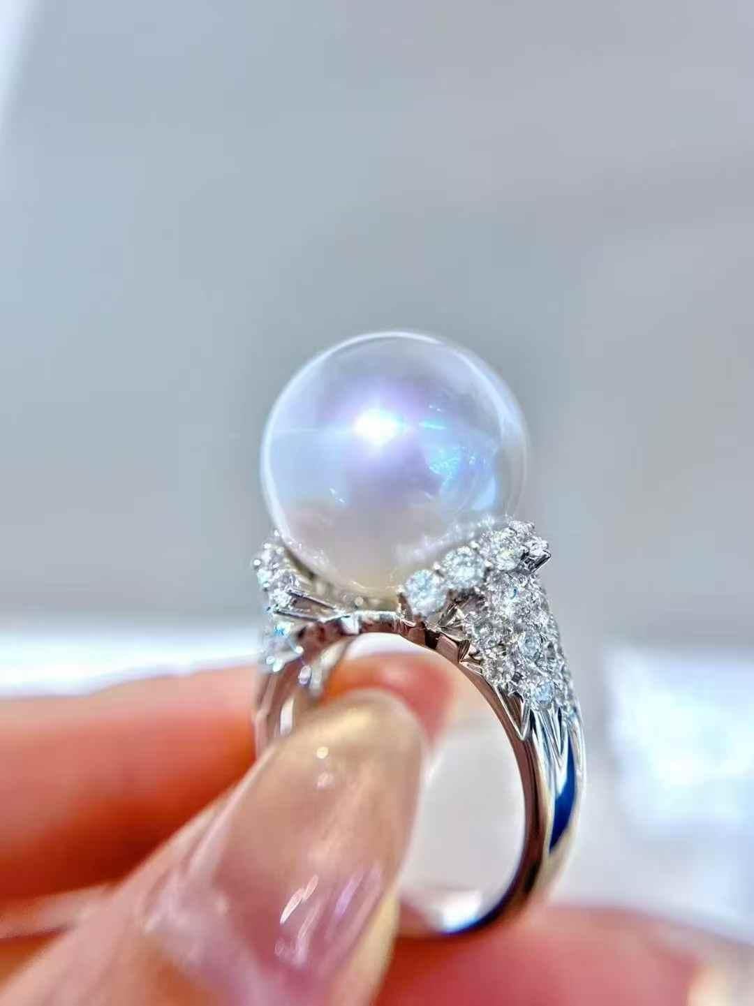 Anillo de cóctel de perlas australianas y diamantes en oro blanco de 18 quilates, 2,14 quilates de diamantes en venta 3