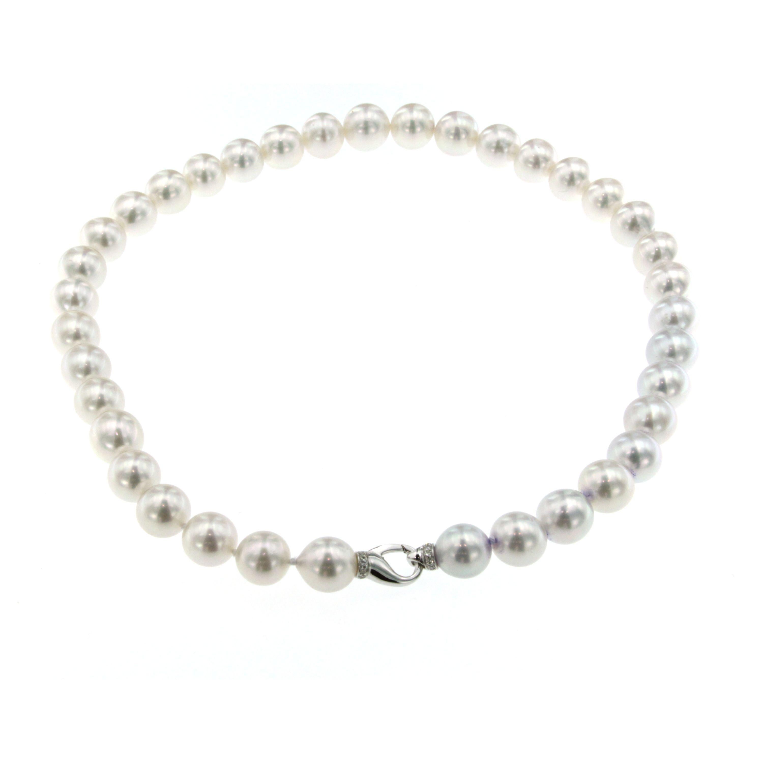 This beautifully crafted pearl necklace features 37 great quality Australian pearls approx. 11mm - 13mm, set with an Elegant 18k white gold and diamond clasp, hallmarked, made in Italy.

CONDITION: Pre-owned - Excellent
MEASURES: 16.93 in (43