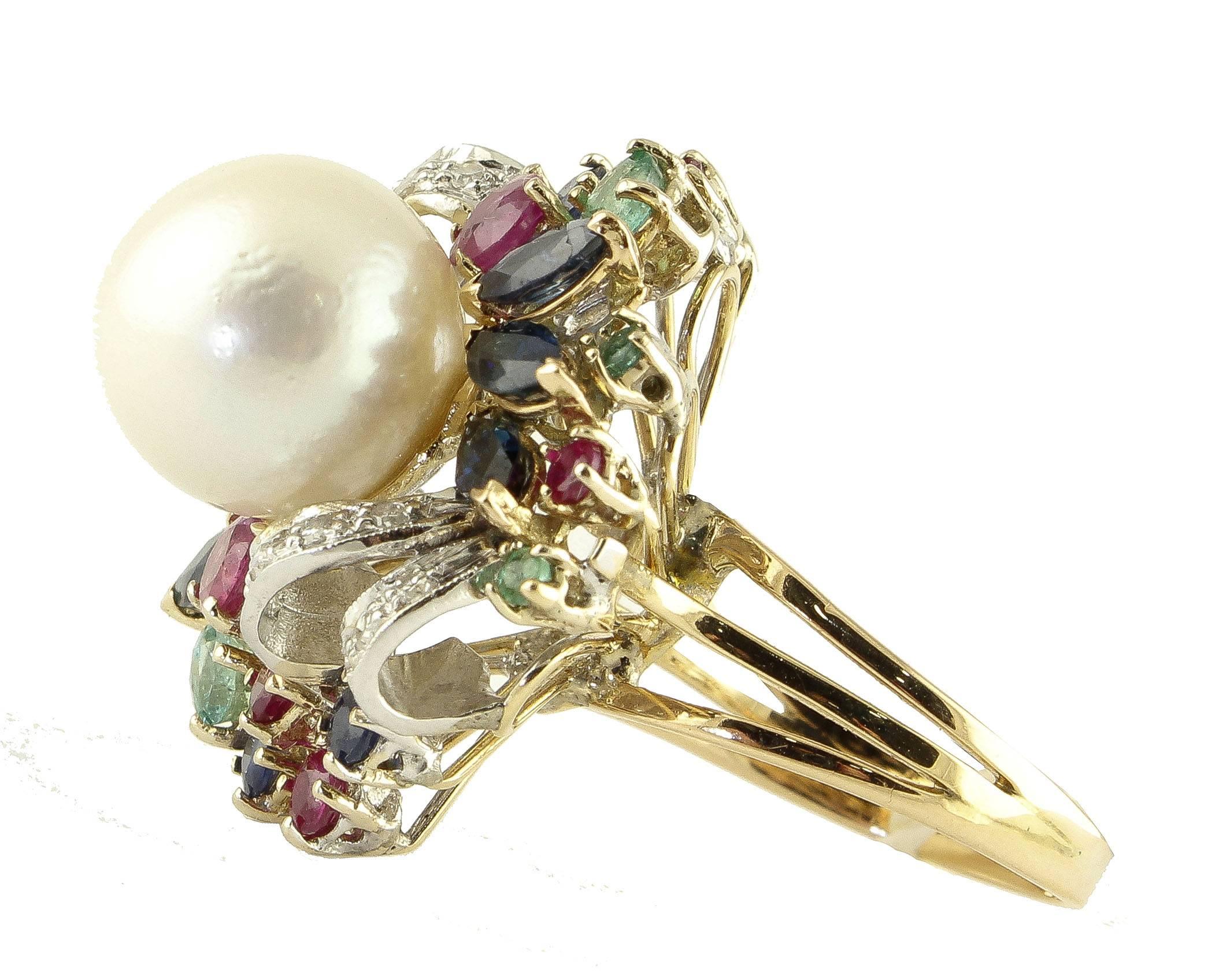 Fabulous 14 kt white and rose gold ring, composed of emeralds, sapphires, rubies, white diamonds and a very beautiful gilded Australian pearl. 
Diamonds ct 0.24
Pearl g 2.8 / mm 12
Emeralds, Rubies, Sapphires ct 3.97
Size Italian 17
Size French