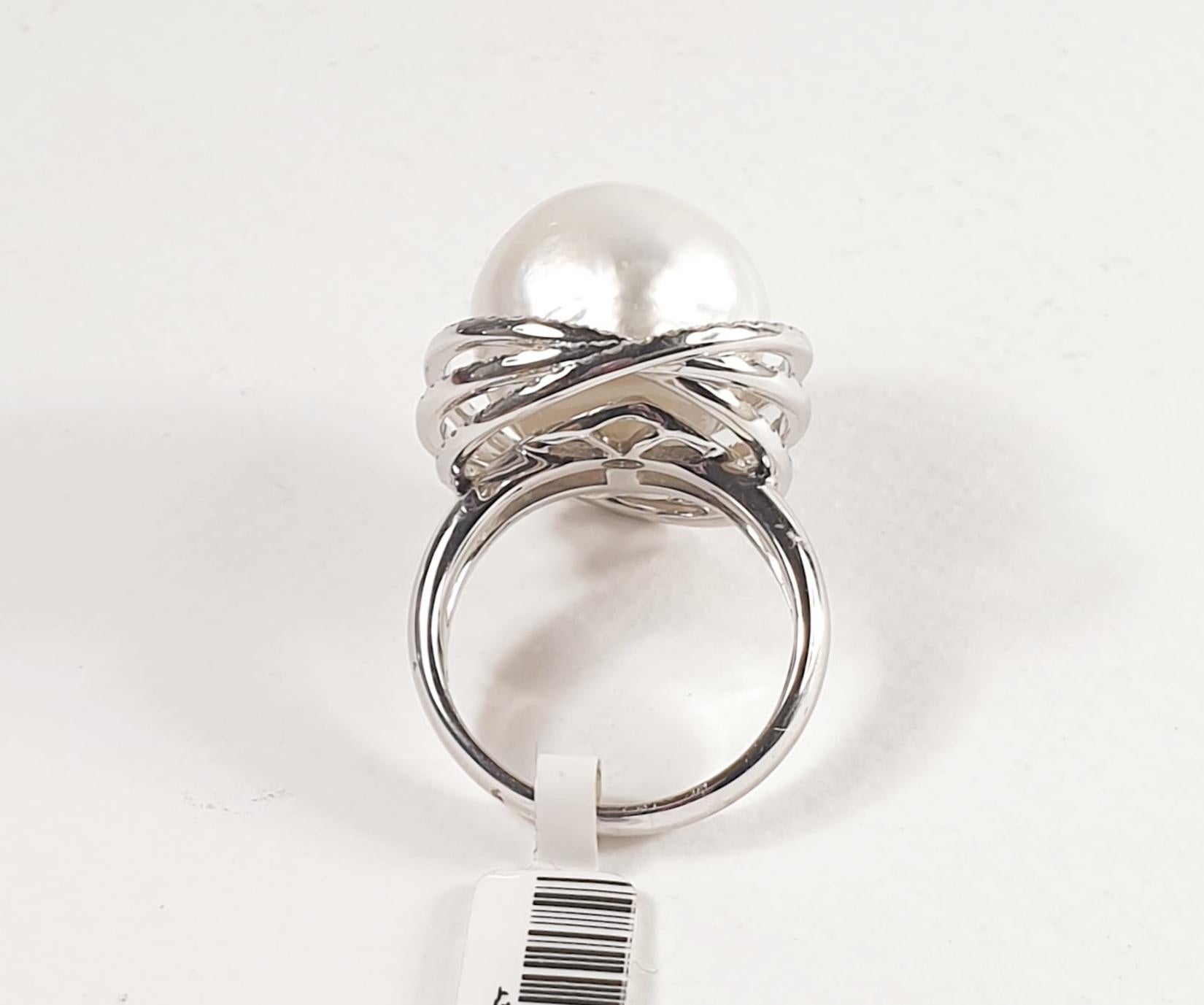 Brilliant Cut Australian Pearl Ring in 18 Karat White Gold and Diamonds For Sale