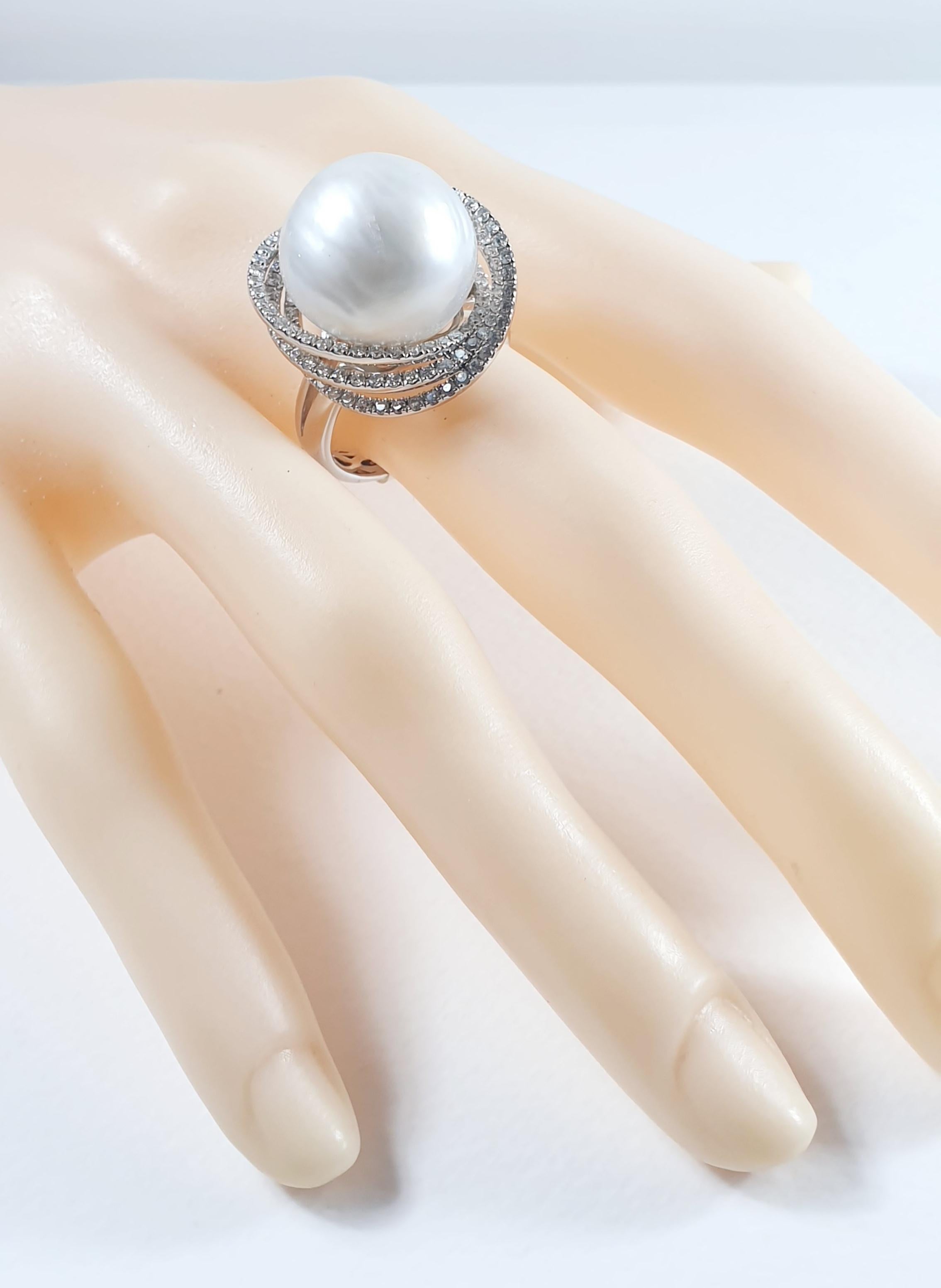 Australian Pearl Ring in 18 Karat White Gold and Diamonds In New Condition For Sale In Bilbao, ES