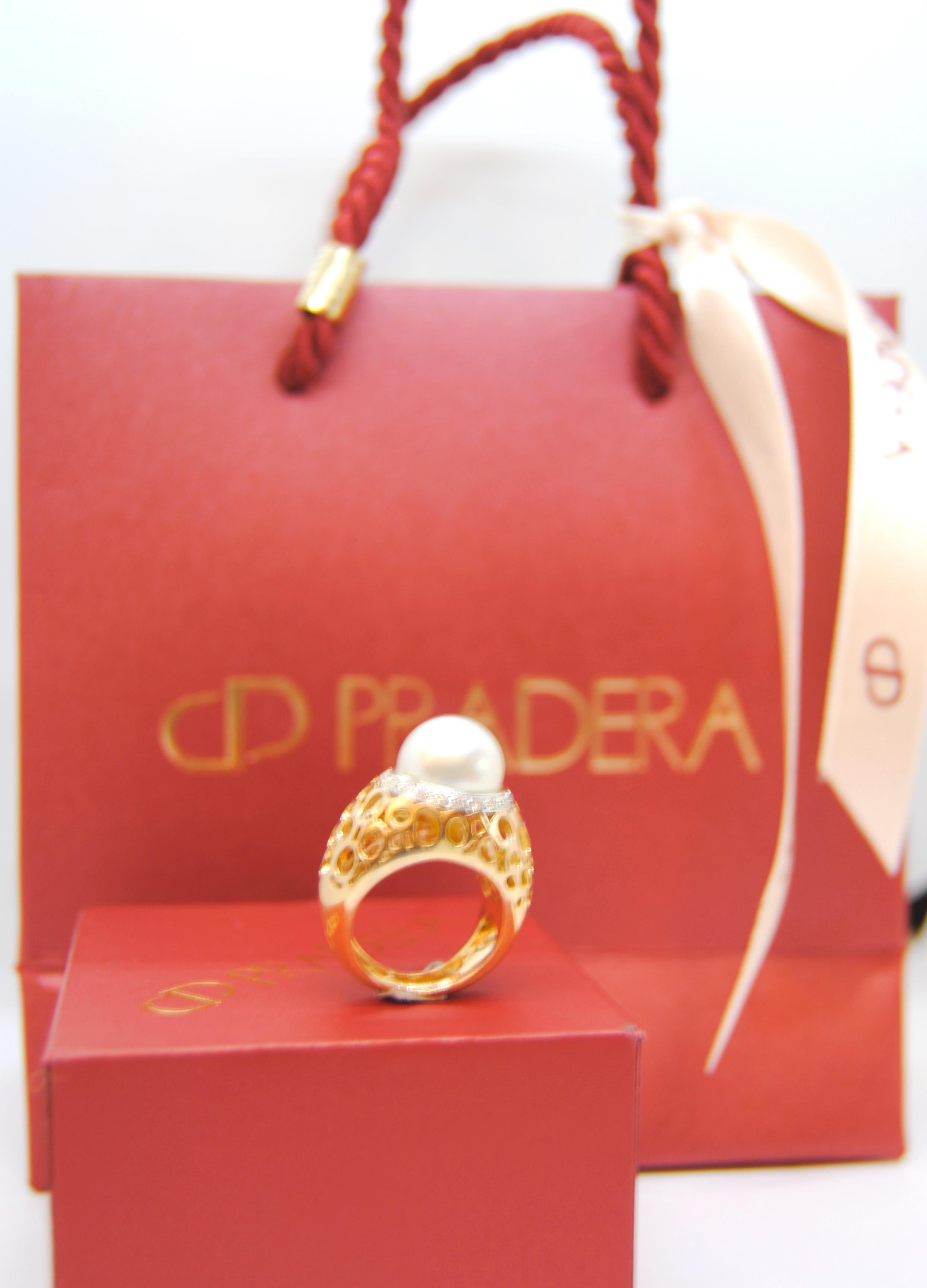 Australian Pearl with Diamonds and Arabesque Design in 18 Karat Pink Gold Ring In Good Condition For Sale In Bilbao, ES