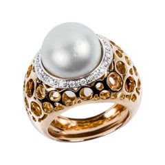Bague en or rose 18 carats avec perle d'Australie, diamants et motif arabesque