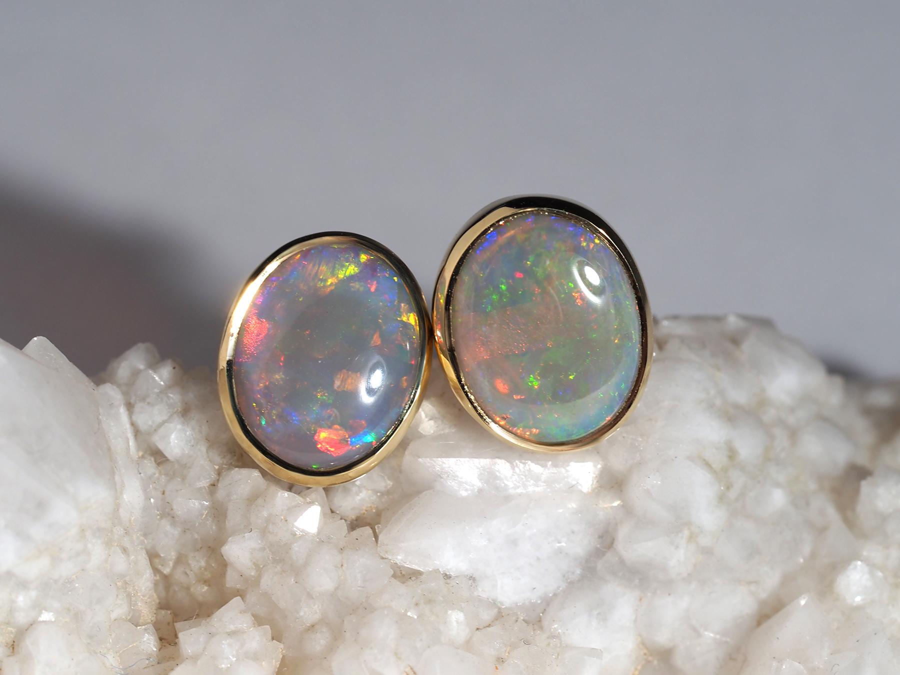 Australian Precious Opal 18K Yellow Gold Stud Earrings In New Condition For Sale In Berlin, DE