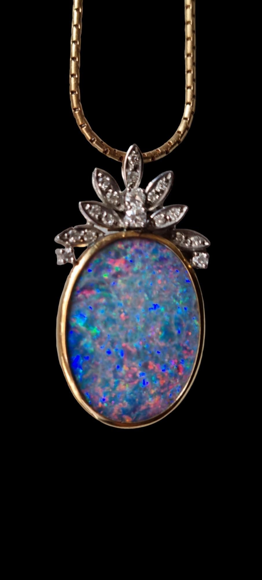 Australischer Lightning Ridge Dark Opal und Diamant-Anhänger in 18 Karat Gold. Erstes Viertel 20. Jahrhundert.
Ziemlich auffällig ca.  Der 8,83 Karat schwere, ovale australische Opal mit einer Länge von 1 Zoll glänzt und leuchtet in einem
