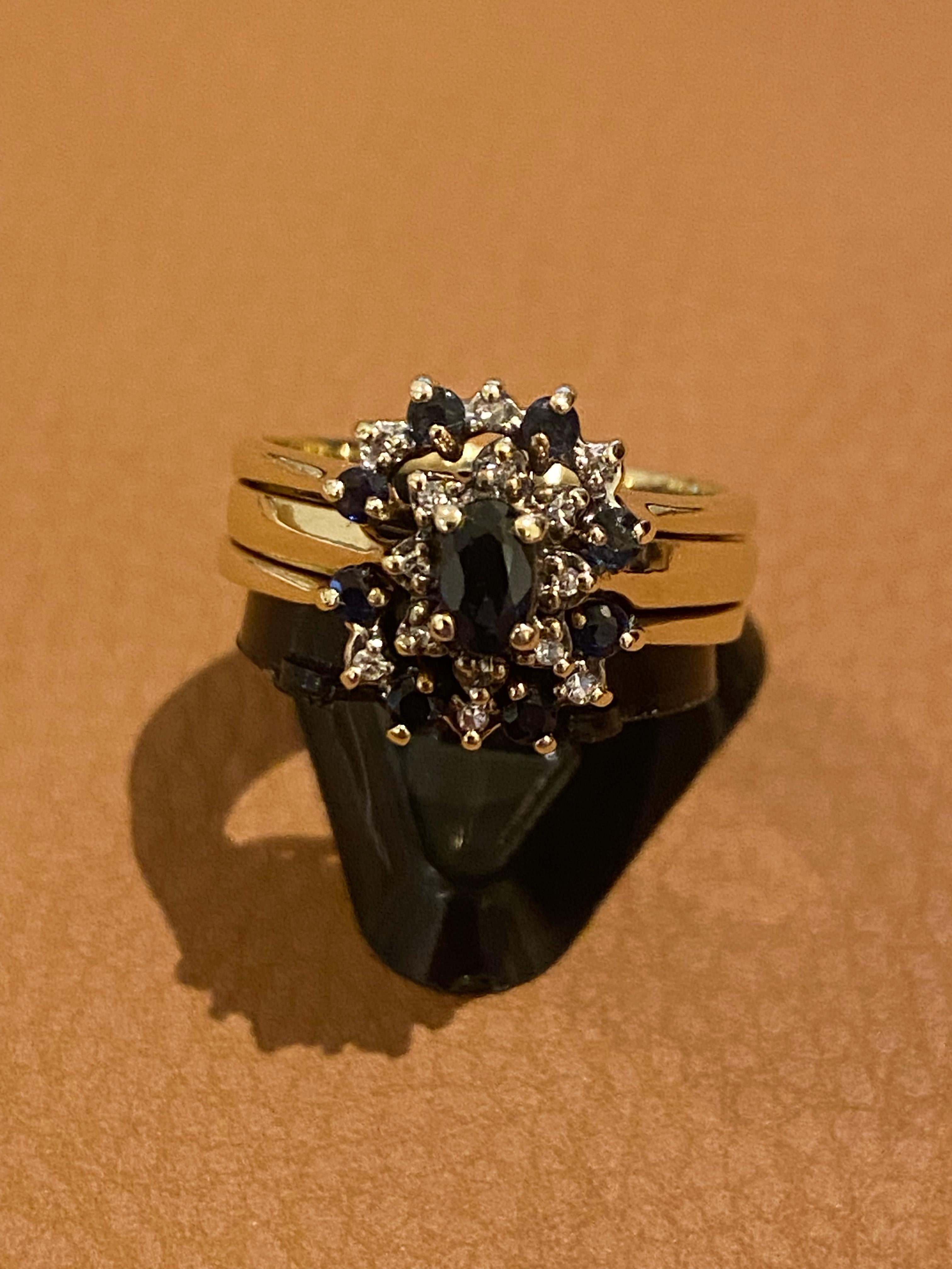 De magnifiques motifs floraux, 
Cette bague en forme de grappe est d'une facture exquise
en or jaune 9K 
avec une grappe de pierres précieuses, 
formant une fleur

Serti de 9 saphirs naturels, 
de coupes rondes et ovales, 
d'origine australienne,